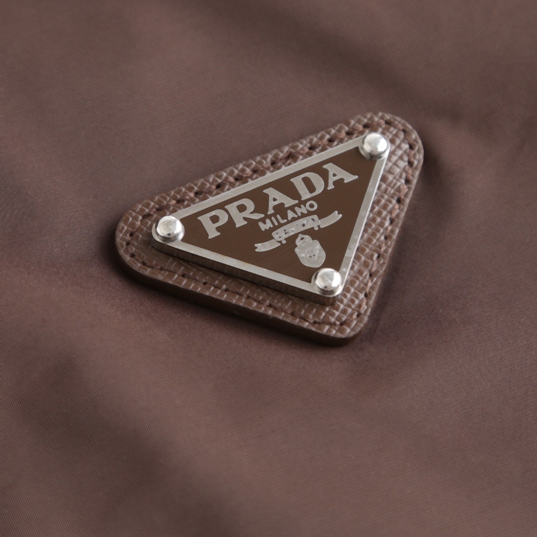 。支持年后退换！PRADA再生尼龙双面穿夹克面料选择：选用品牌标志性的再生尼龙面料，与传统尼龙性能相当，