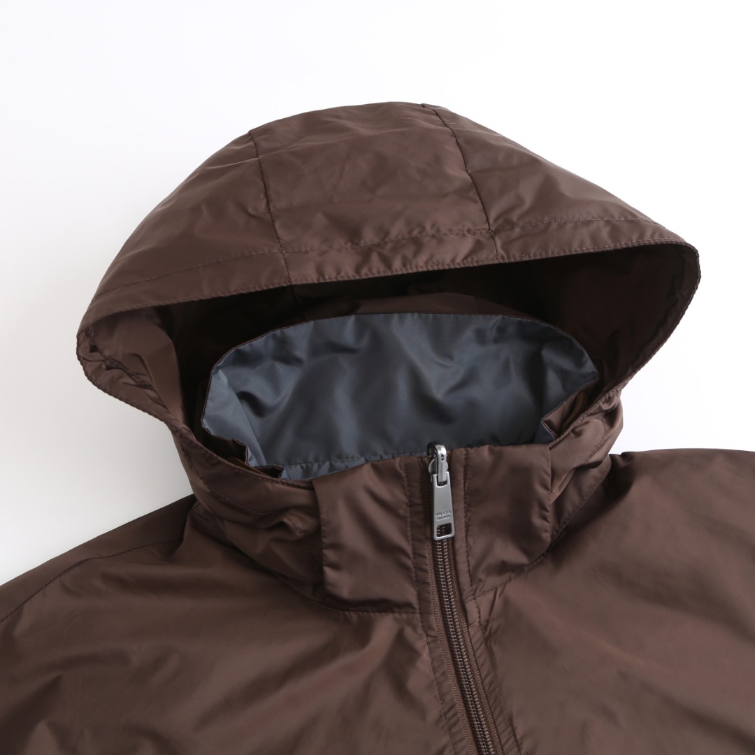 。支持年后退换！PRADA再生尼龙双面穿夹克面料选择：选用品牌标志性的再生尼龙面料，与传统尼龙性能相当，