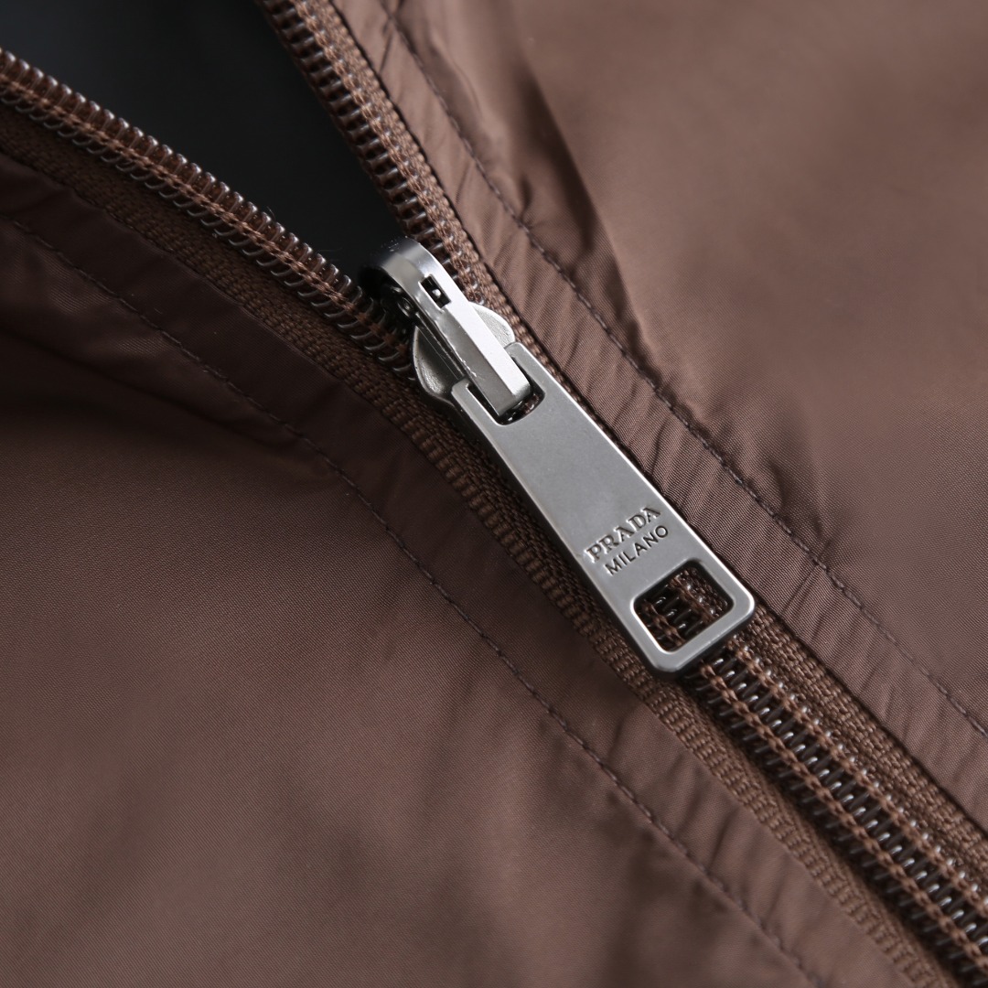 。支持年后退换！PRADA再生尼龙双面穿夹克面料选择：选用品牌标志性的再生尼龙面料，与传统尼龙性能相当，
