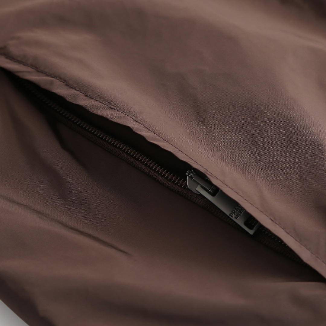 。支持年后退换！PRADA再生尼龙双面穿夹克面料选择：选用品牌标志性的再生尼龙面料，与传统尼龙性能相当，