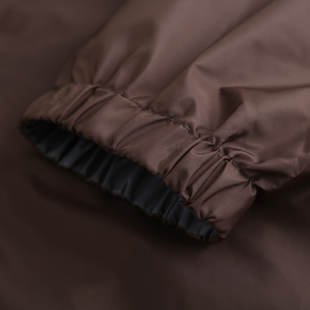 。支持年后退换！PRADA再生尼龙双面穿夹克面料选择：选用品牌标志性的再生尼龙面料，与传统尼龙性能相当，