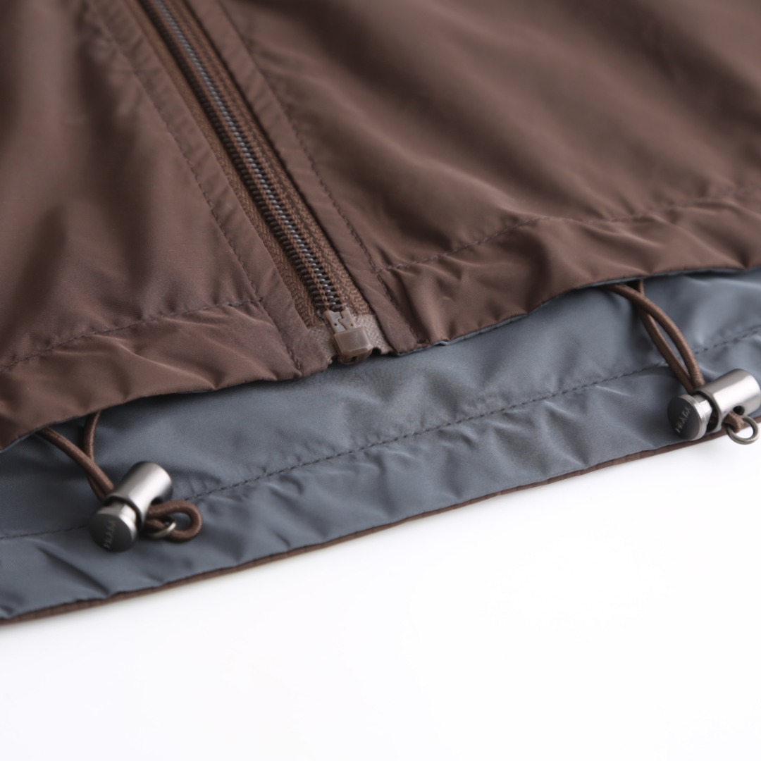 。支持年后退换！PRADA再生尼龙双面穿夹克面料选择：选用品牌标志性的再生尼龙面料，与传统尼龙性能相当，