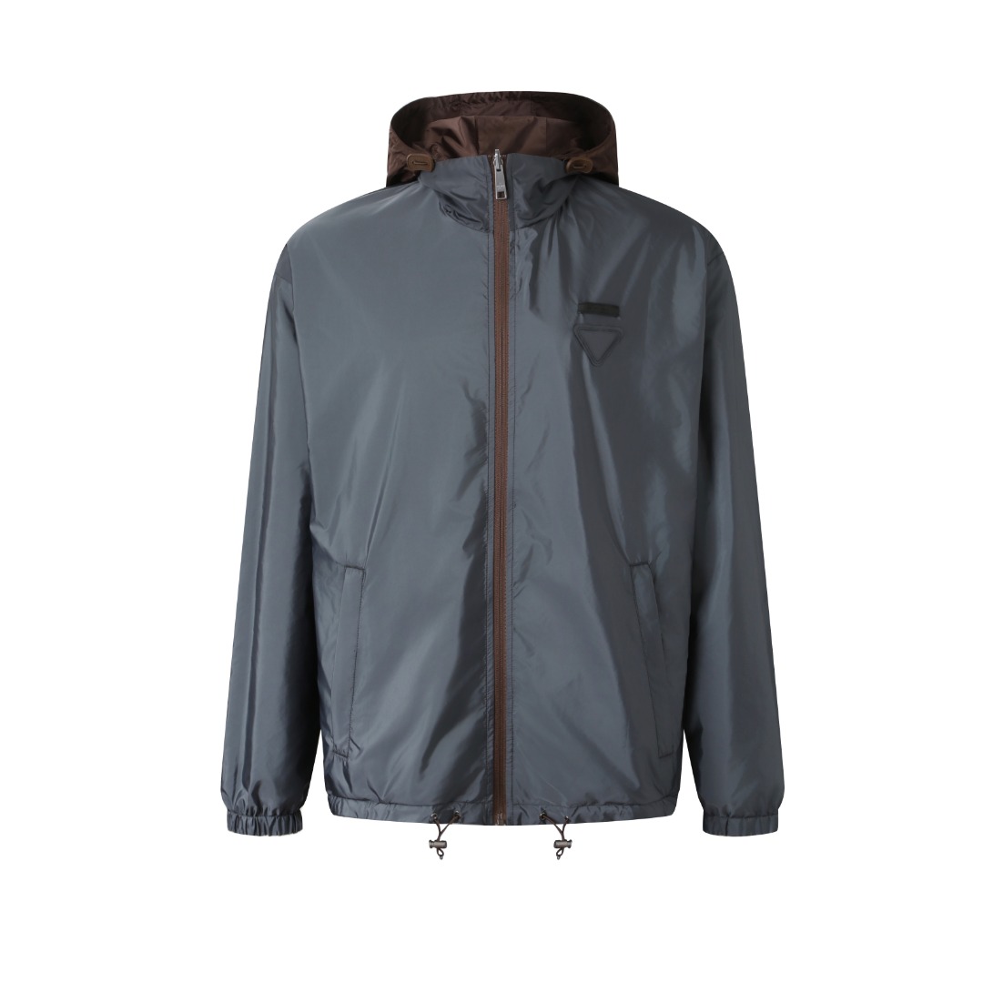 。支持年后退换！PRADA再生尼龙双面穿夹克面料选择：选用品牌标志性的再生尼龙面料，与传统尼龙性能相当，