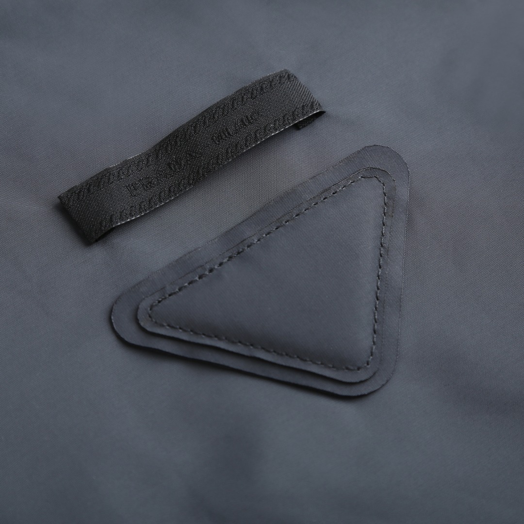 。支持年后退换！PRADA再生尼龙双面穿夹克面料选择：选用品牌标志性的再生尼龙面料，与传统尼龙性能相当，