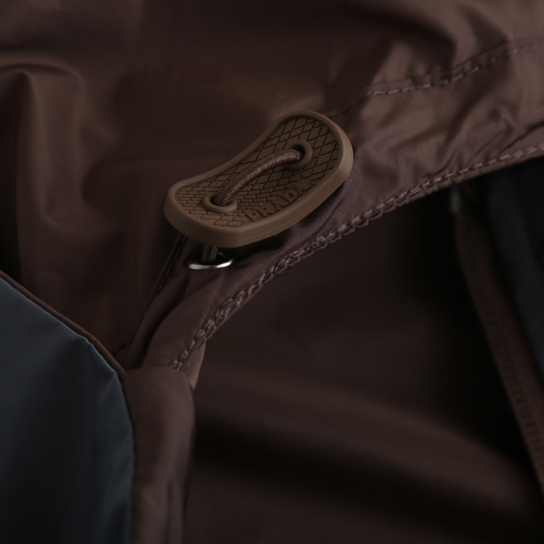 。支持年后退换！PRADA再生尼龙双面穿夹克面料选择：选用品牌标志性的再生尼龙面料，与传统尼龙性能相当，