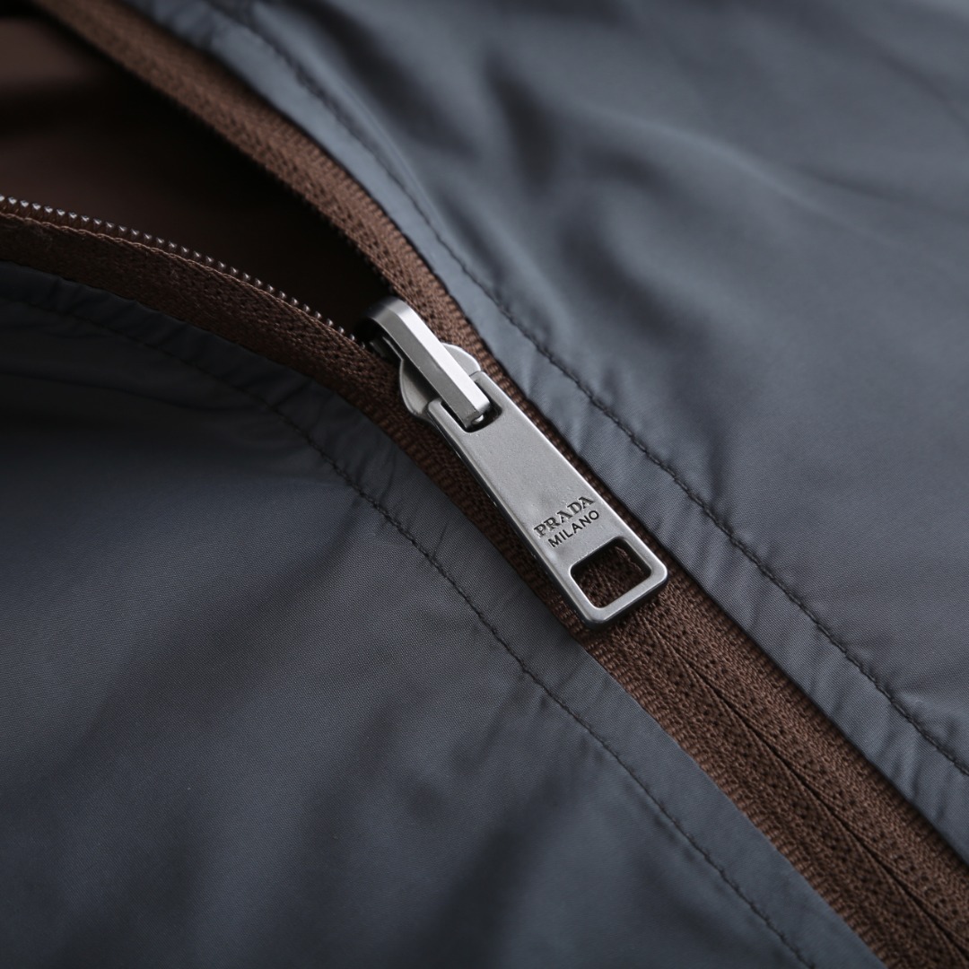 。支持年后退换！PRADA再生尼龙双面穿夹克面料选择：选用品牌标志性的再生尼龙面料，与传统尼龙性能相当，