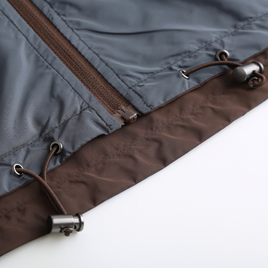 。支持年后退换！PRADA再生尼龙双面穿夹克面料选择：选用品牌标志性的再生尼龙面料，与传统尼龙性能相当，