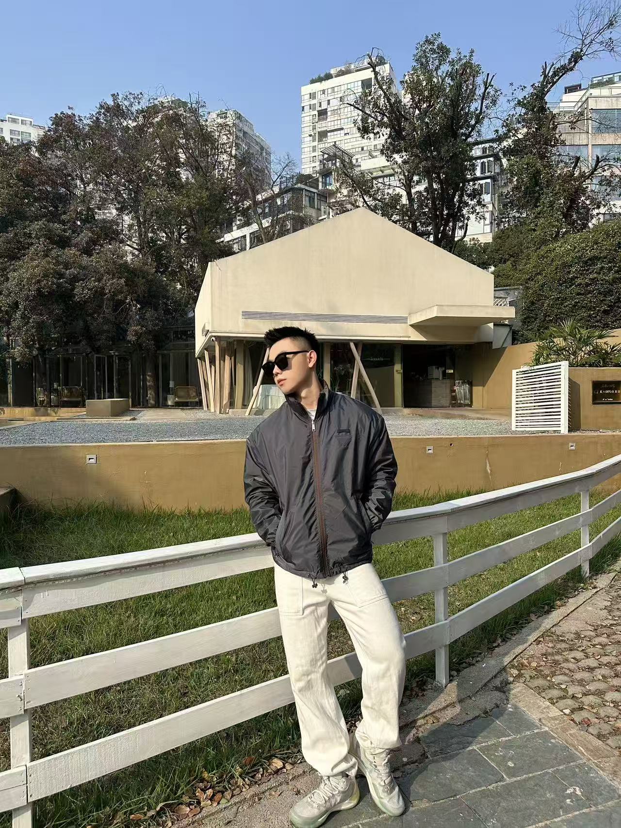 。支持年后退换！PRADA再生尼龙双面穿夹克面料选择：选用品牌标志性的再生尼龙面料，与传统尼龙性能相当，