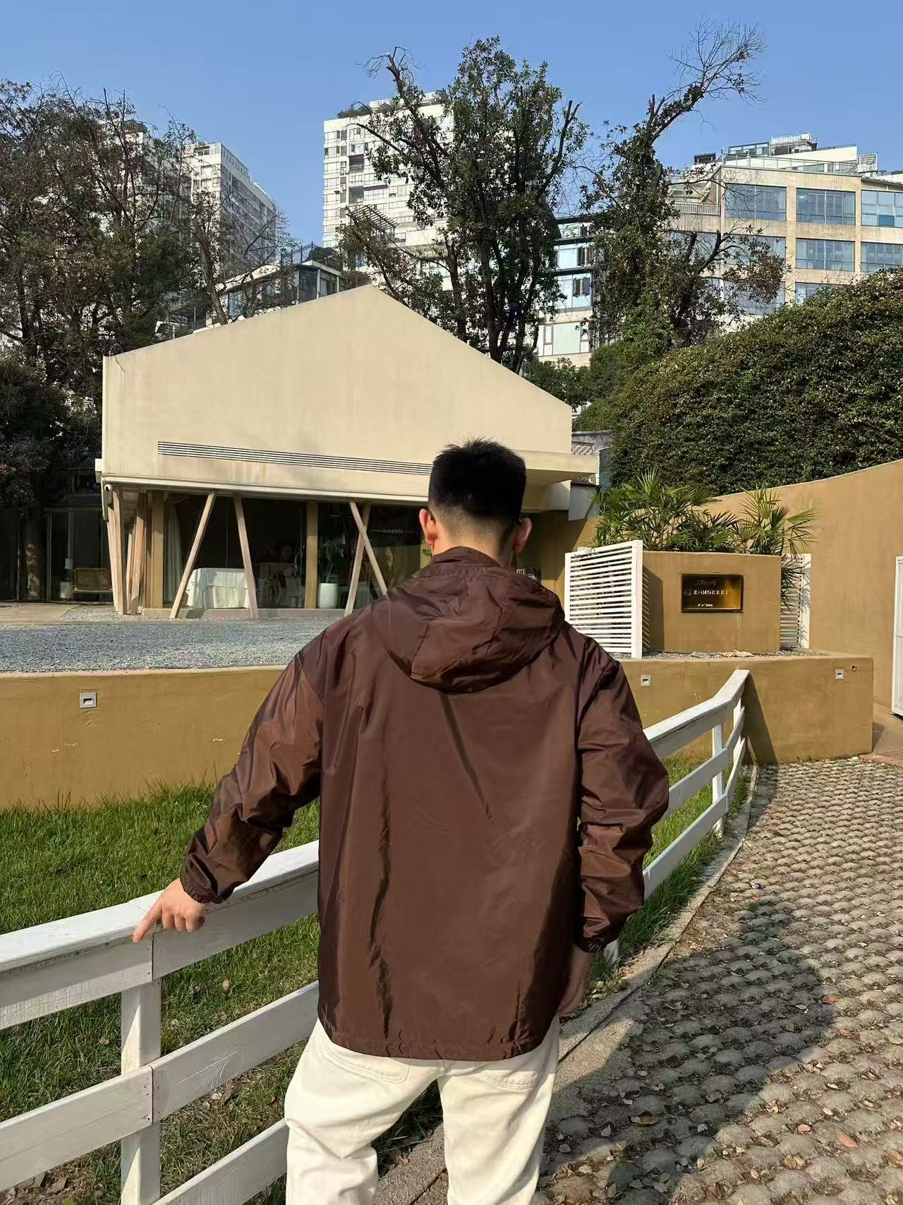 。支持年后退换！PRADA再生尼龙双面穿夹克面料选择：选用品牌标志性的再生尼龙面料，与传统尼龙性能相当，