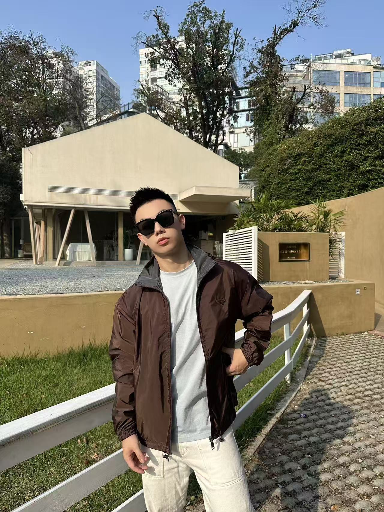 。支持年后退换！PRADA再生尼龙双面穿夹克面料选择：选用品牌标志性的再生尼龙面料，与传统尼龙性能相当，