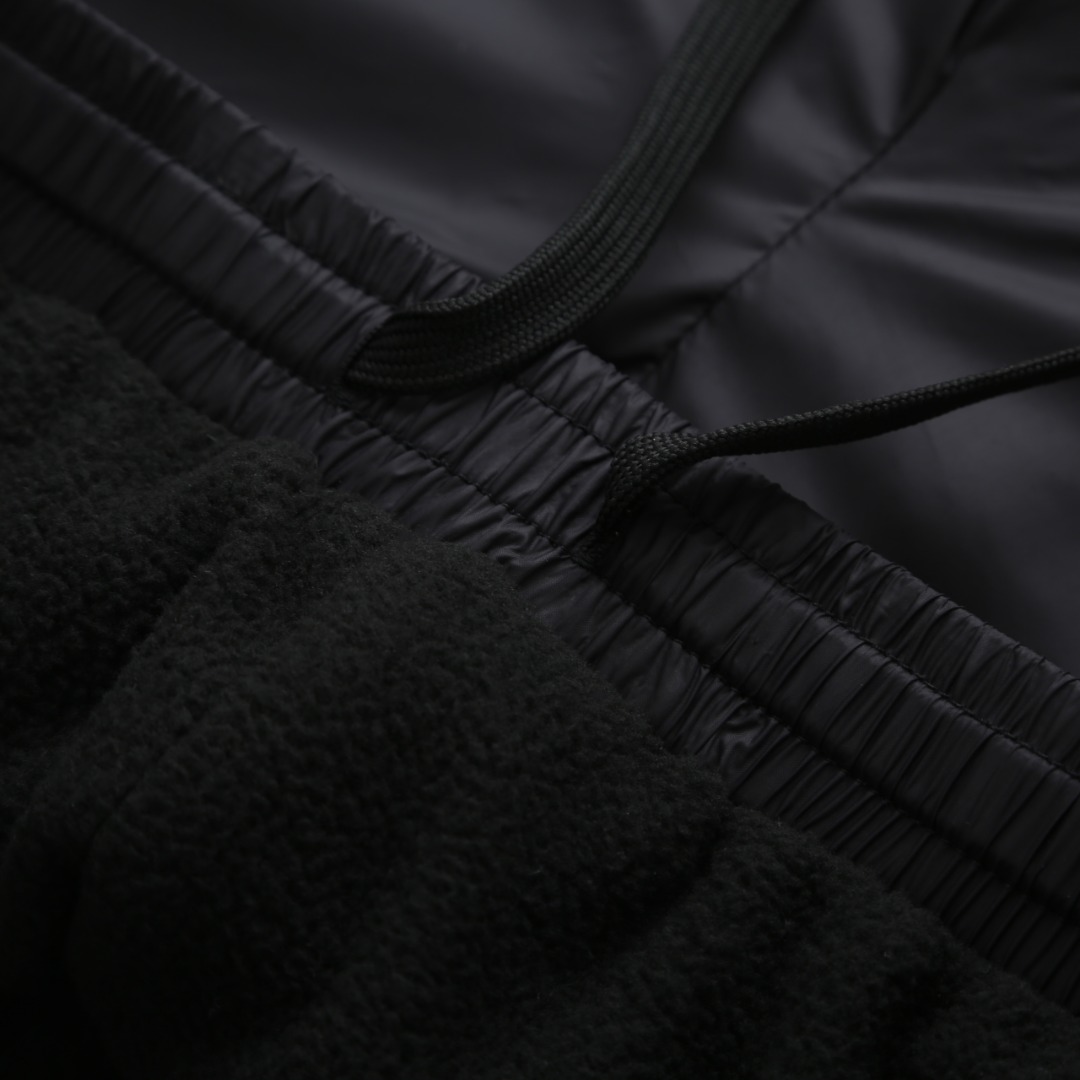 。支持年后退换！巴黎世家3B印花加绒长裤面料细节：轻盈与保暖的科技平衡外层：100%科技锦纶轻盈哑光面料