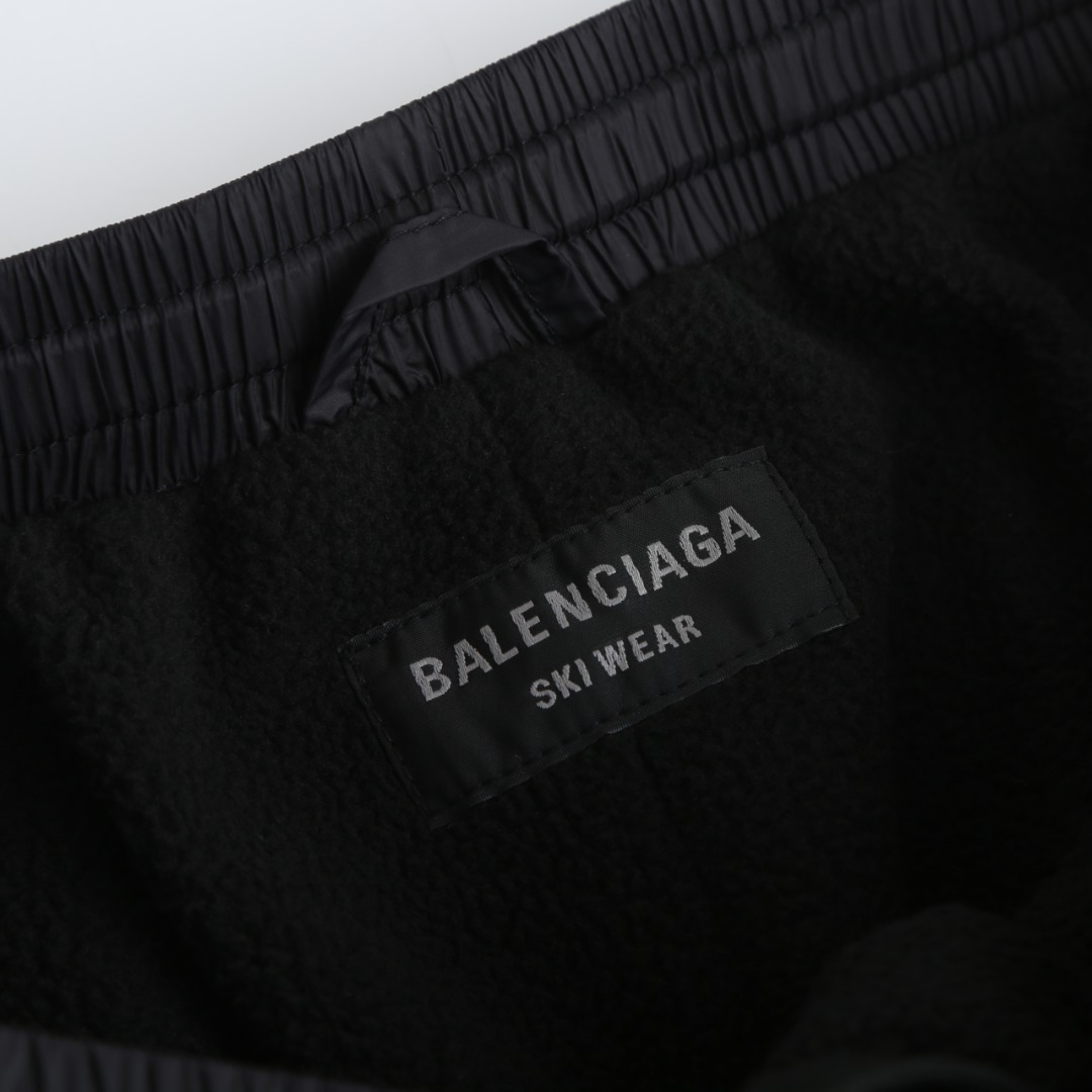 。支持年后退换！巴黎世家3B印花加绒长裤面料细节：轻盈与保暖的科技平衡外层：100%科技锦纶轻盈哑光面料