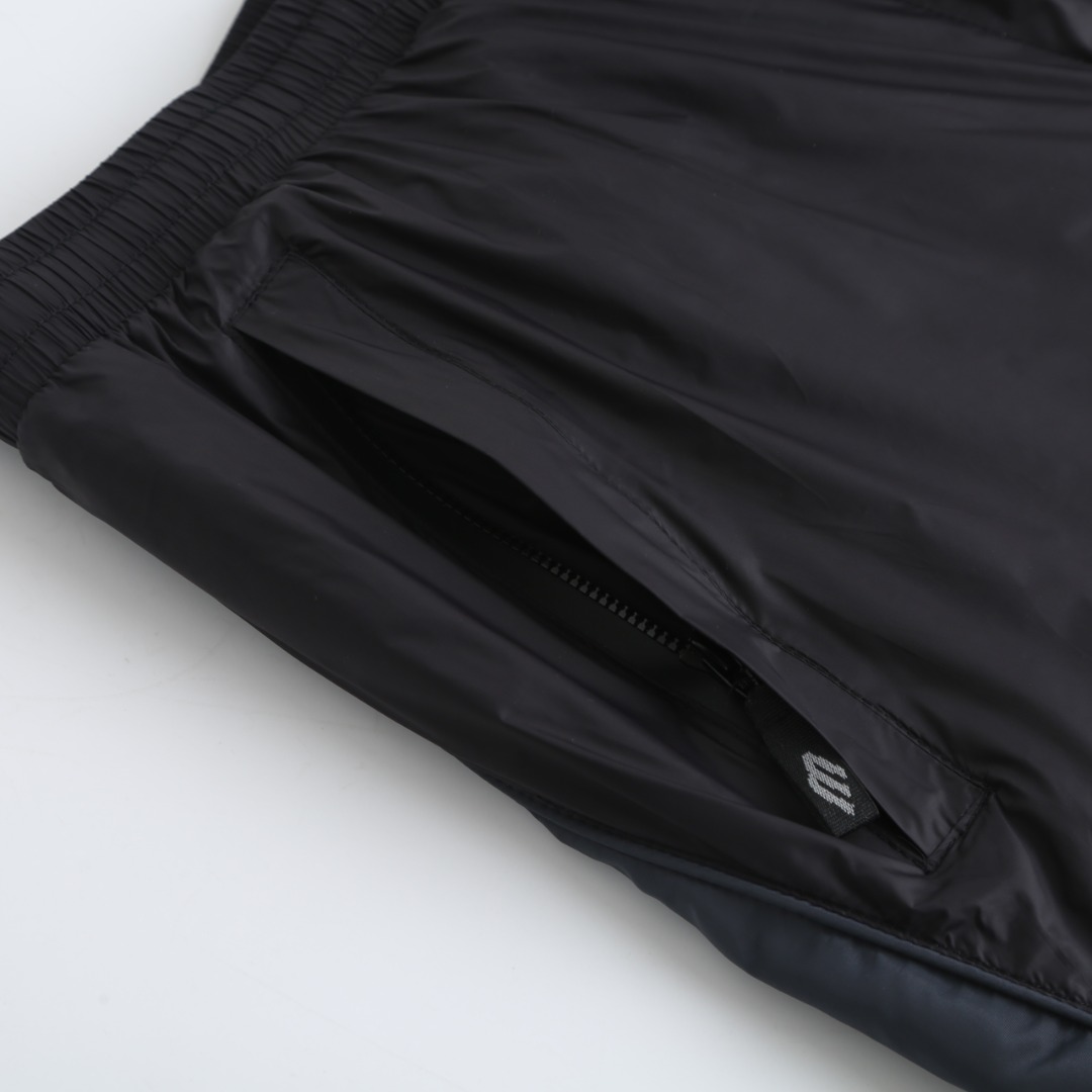 。支持年后退换！巴黎世家3B印花加绒长裤面料细节：轻盈与保暖的科技平衡外层：100%科技锦纶轻盈哑光面料