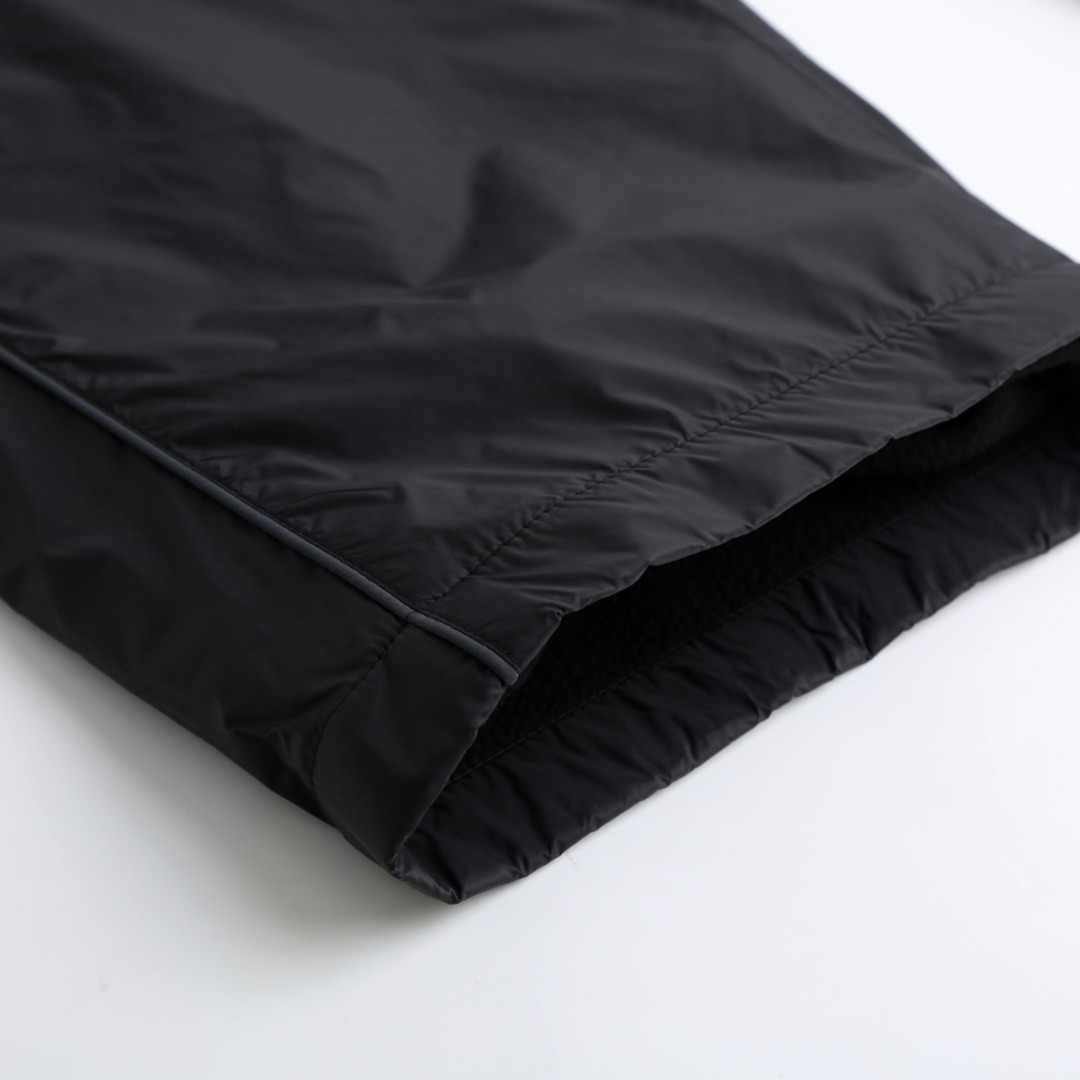 。支持年后退换！巴黎世家3B印花加绒长裤面料细节：轻盈与保暖的科技平衡外层：100%科技锦纶轻盈哑光面料