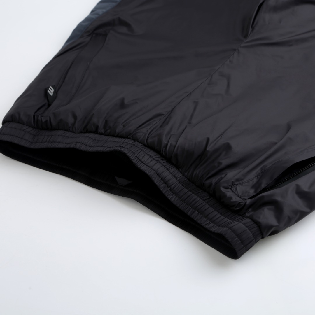 。支持年后退换！巴黎世家3B印花加绒长裤面料细节：轻盈与保暖的科技平衡外层：100%科技锦纶轻盈哑光面料