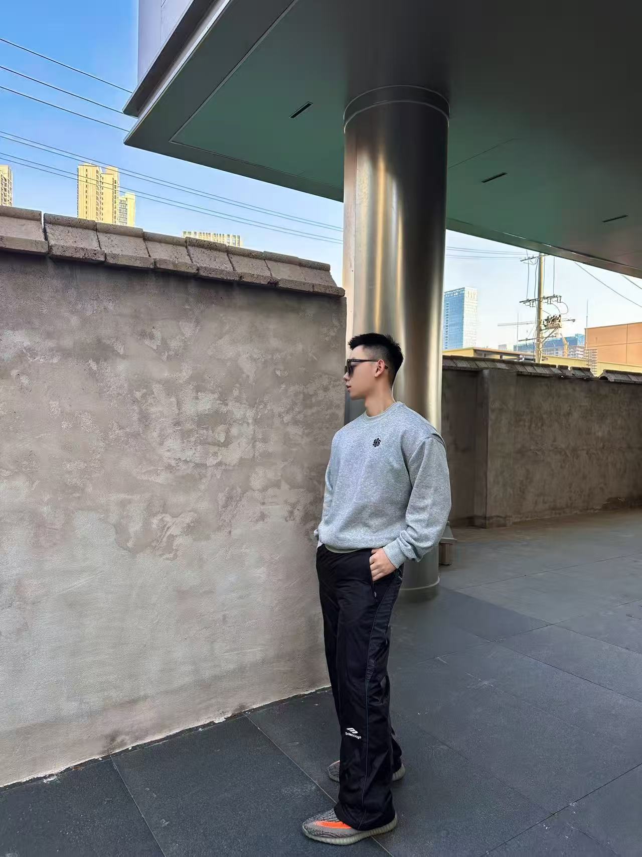 。支持年后退换！巴黎世家3B印花加绒长裤面料细节：轻盈与保暖的科技平衡外层：100%科技锦纶轻盈哑光面料