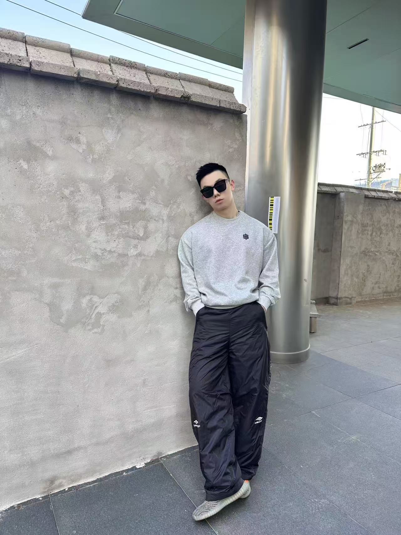 。支持年后退换！巴黎世家3B印花加绒长裤面料细节：轻盈与保暖的科技平衡外层：100%科技锦纶轻盈哑光面料