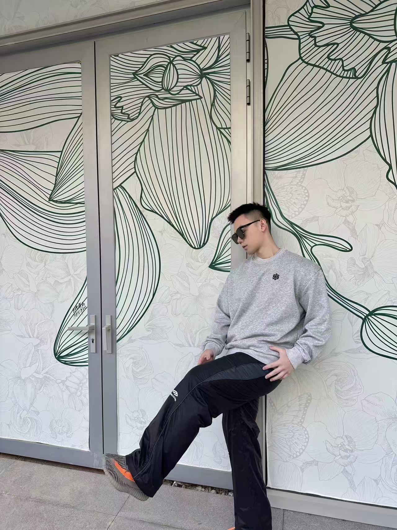 。支持年后退换！巴黎世家3B印花加绒长裤面料细节：轻盈与保暖的科技平衡外层：100%科技锦纶轻盈哑光面料