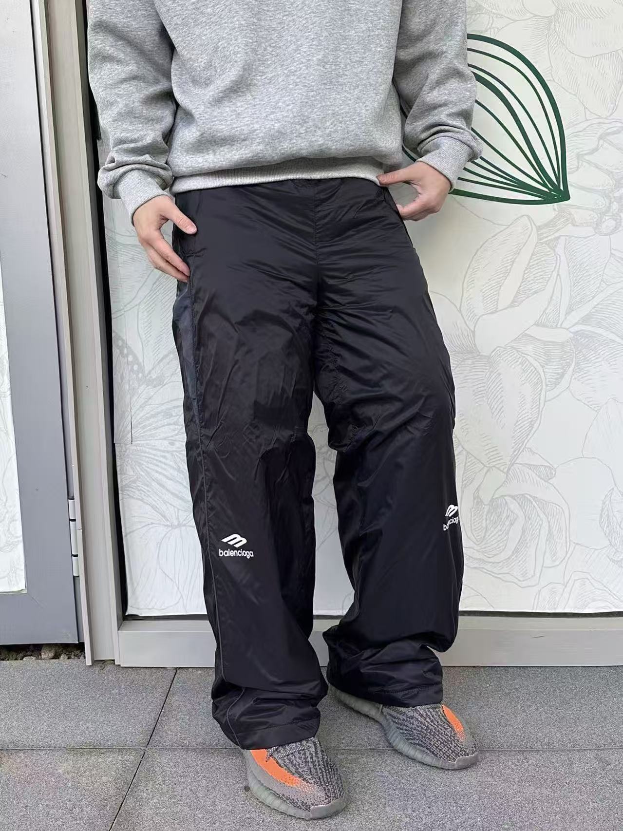 。支持年后退换！巴黎世家3B印花加绒长裤面料细节：轻盈与保暖的科技平衡外层：100%科技锦纶轻盈哑光面料