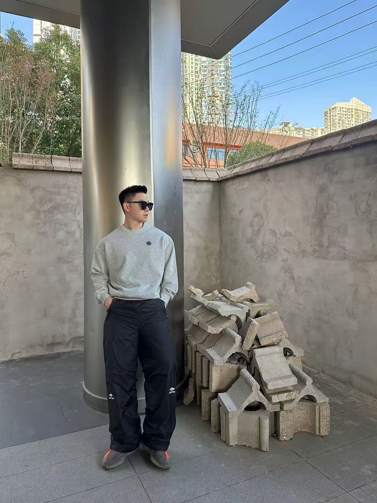 。支持年后退换！巴黎世家3B印花加绒长裤面料细节：轻盈与保暖的科技平衡外层：100%科技锦纶轻盈哑光面料