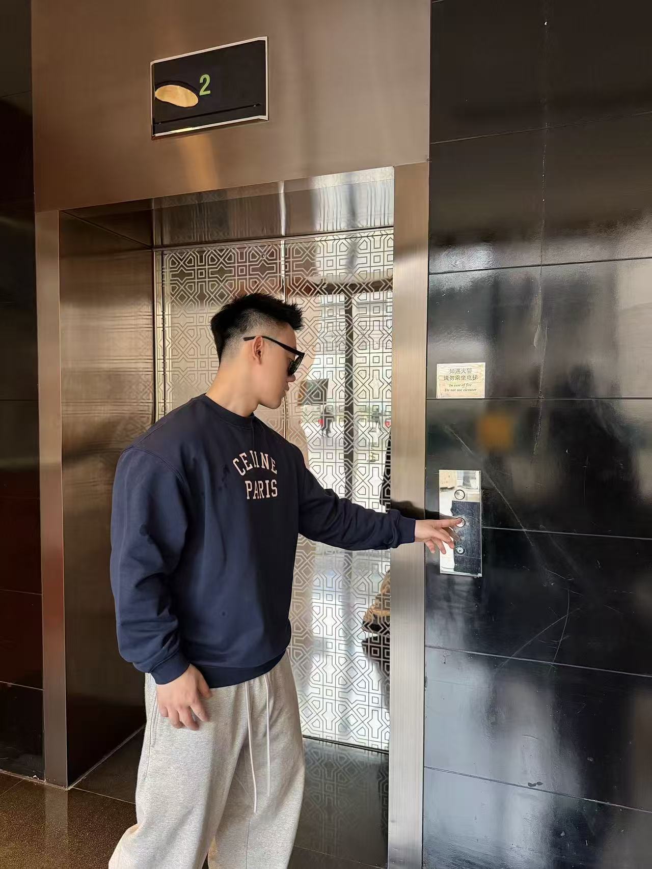 。celine印花圆领卫衣面料选择：面料采用100%纯棉材质，正面为细腻平整的针织纹理，反面则是柔软蓬松