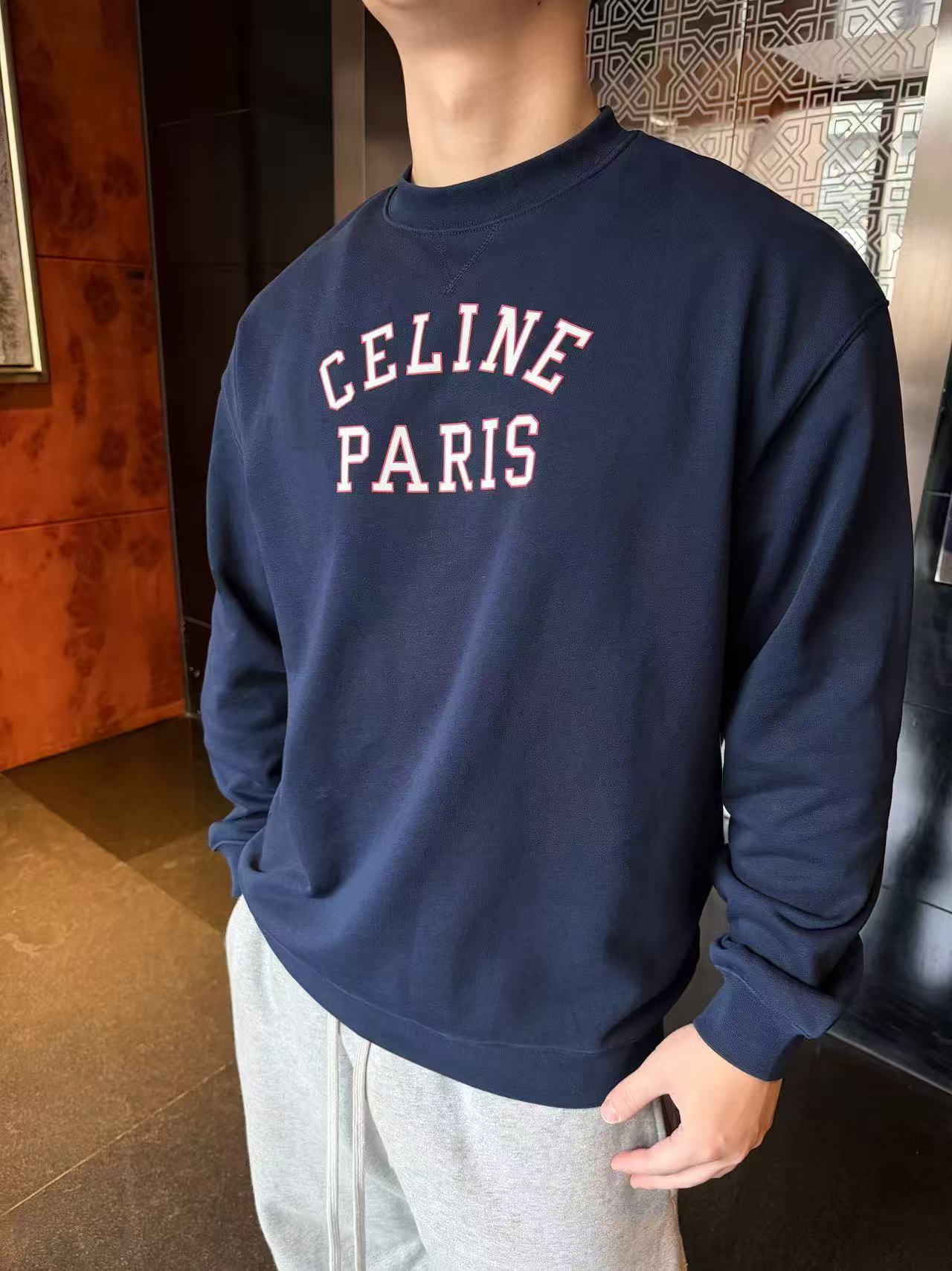 。celine印花圆领卫衣面料选择：面料采用100%纯棉材质，正面为细腻平整的针织纹理，反面则是柔软蓬松