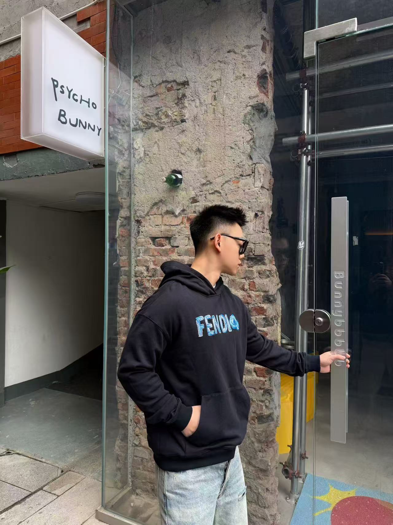 。FENDI饰刺绣连帽卫衣面料选择：选用100%棉为基底编织而成的单面鱼鳞布面料，正面为平滑的针织面，触