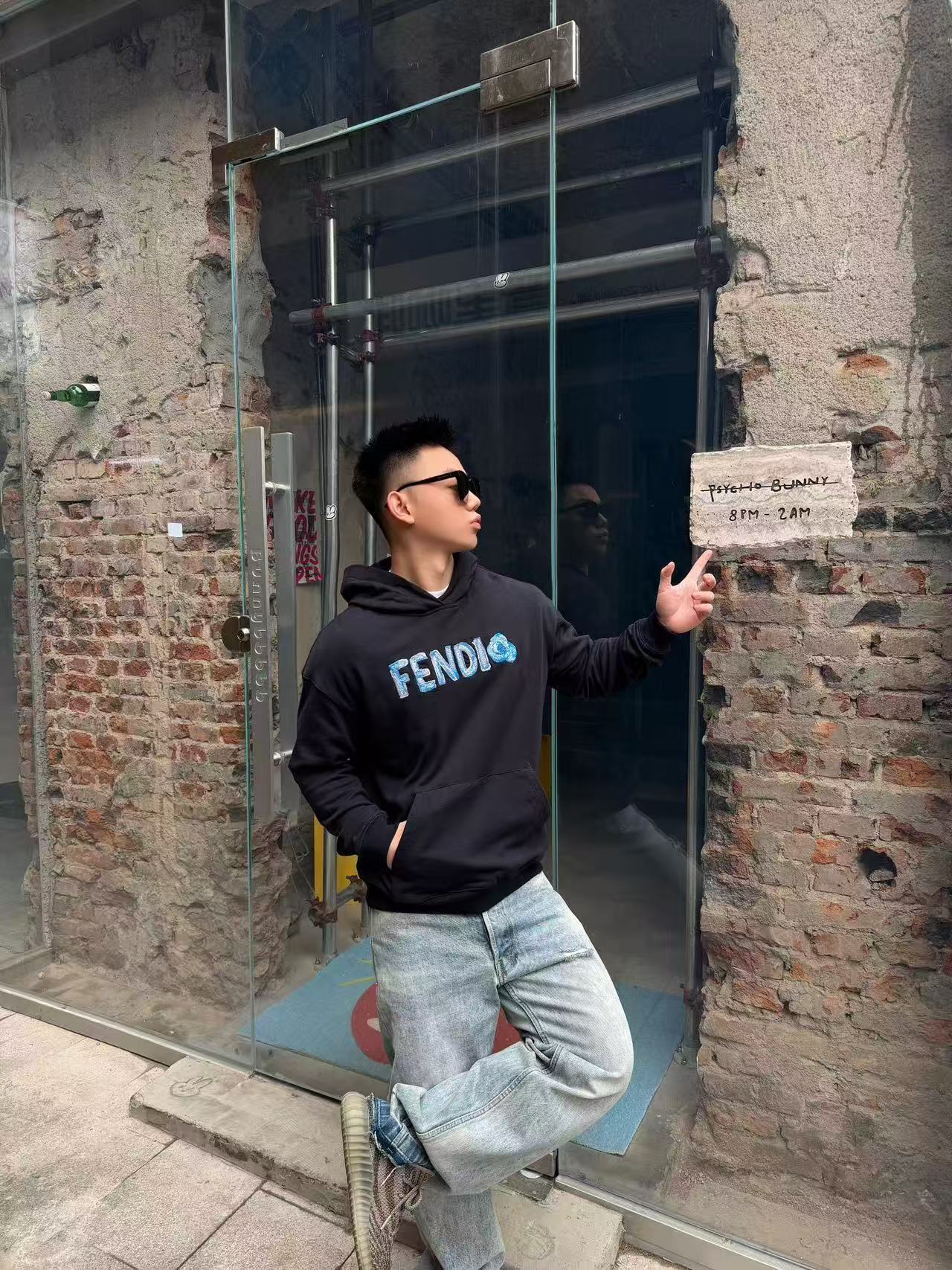 。FENDI饰刺绣连帽卫衣面料选择：选用100%棉为基底编织而成的单面鱼鳞布面料，正面为平滑的针织面，触