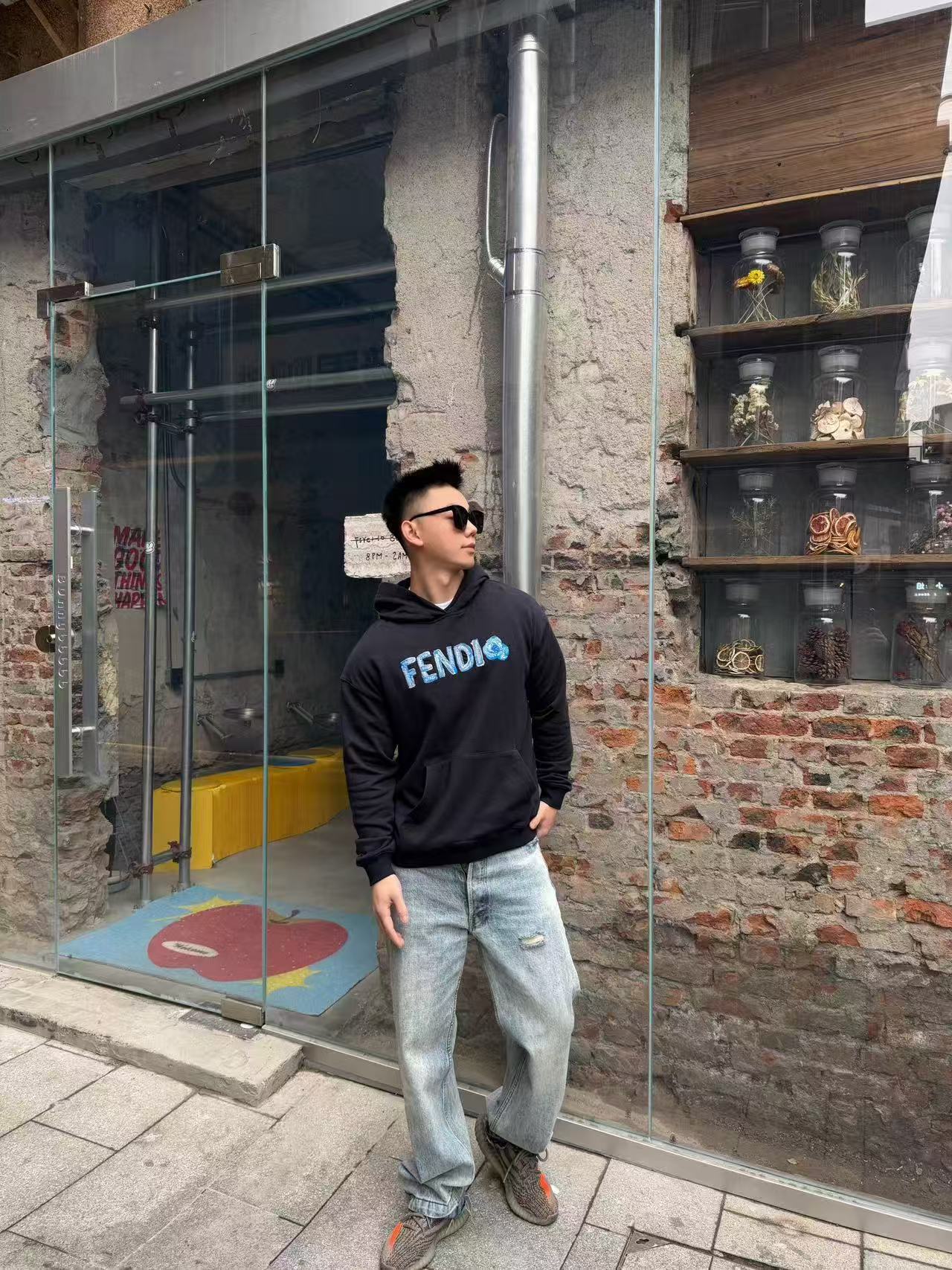 。FENDI饰刺绣连帽卫衣面料选择：选用100%棉为基底编织而成的单面鱼鳞布面料，正面为平滑的针织面，触