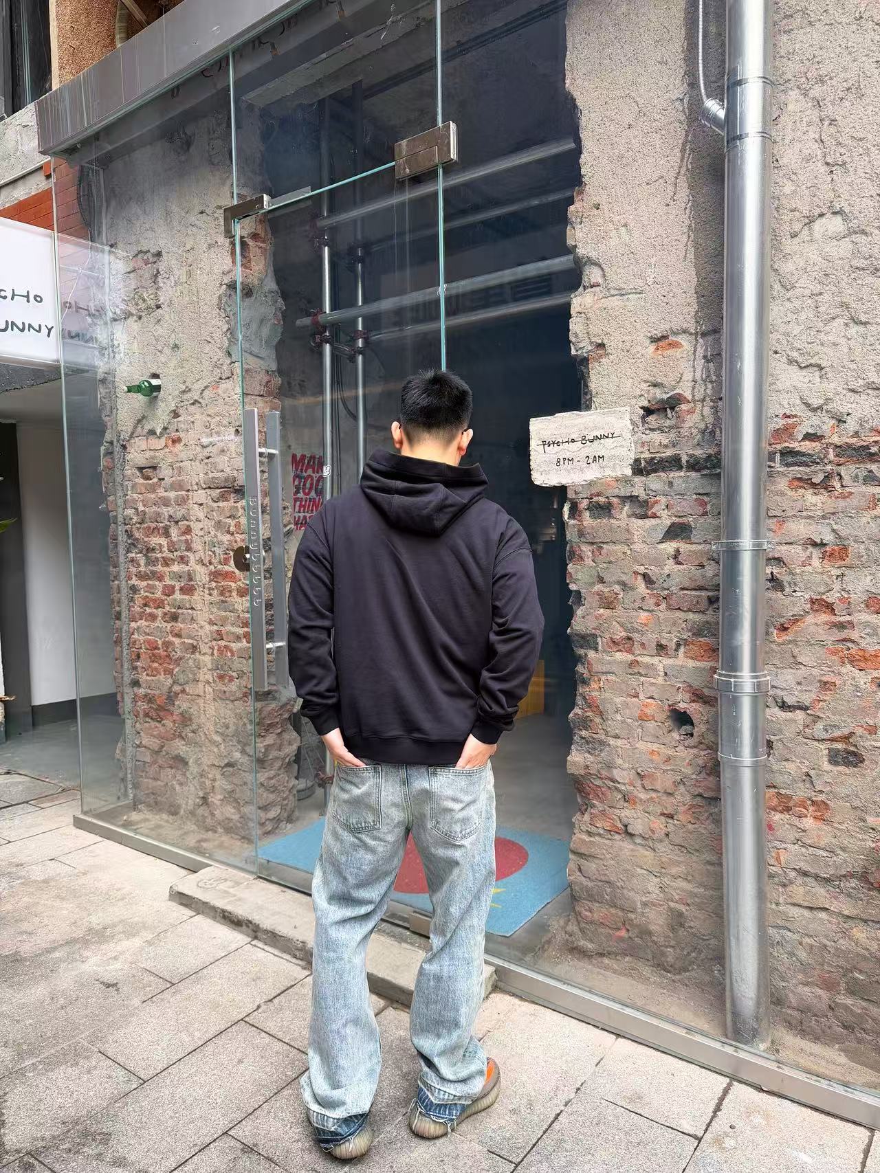 。FENDI饰刺绣连帽卫衣面料选择：选用100%棉为基底编织而成的单面鱼鳞布面料，正面为平滑的针织面，触