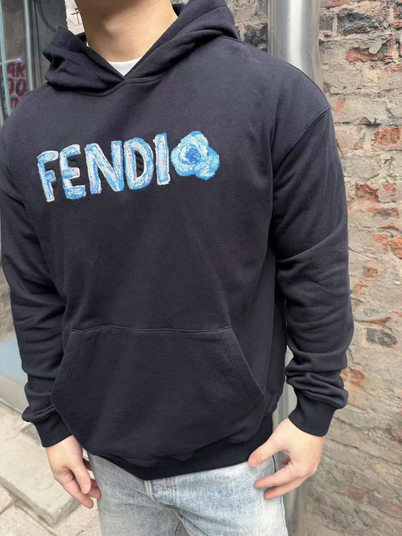 。FENDI饰刺绣连帽卫衣面料选择：选用100%棉为基底编织而成的单面鱼鳞布面料，正面为平滑的针织面，触