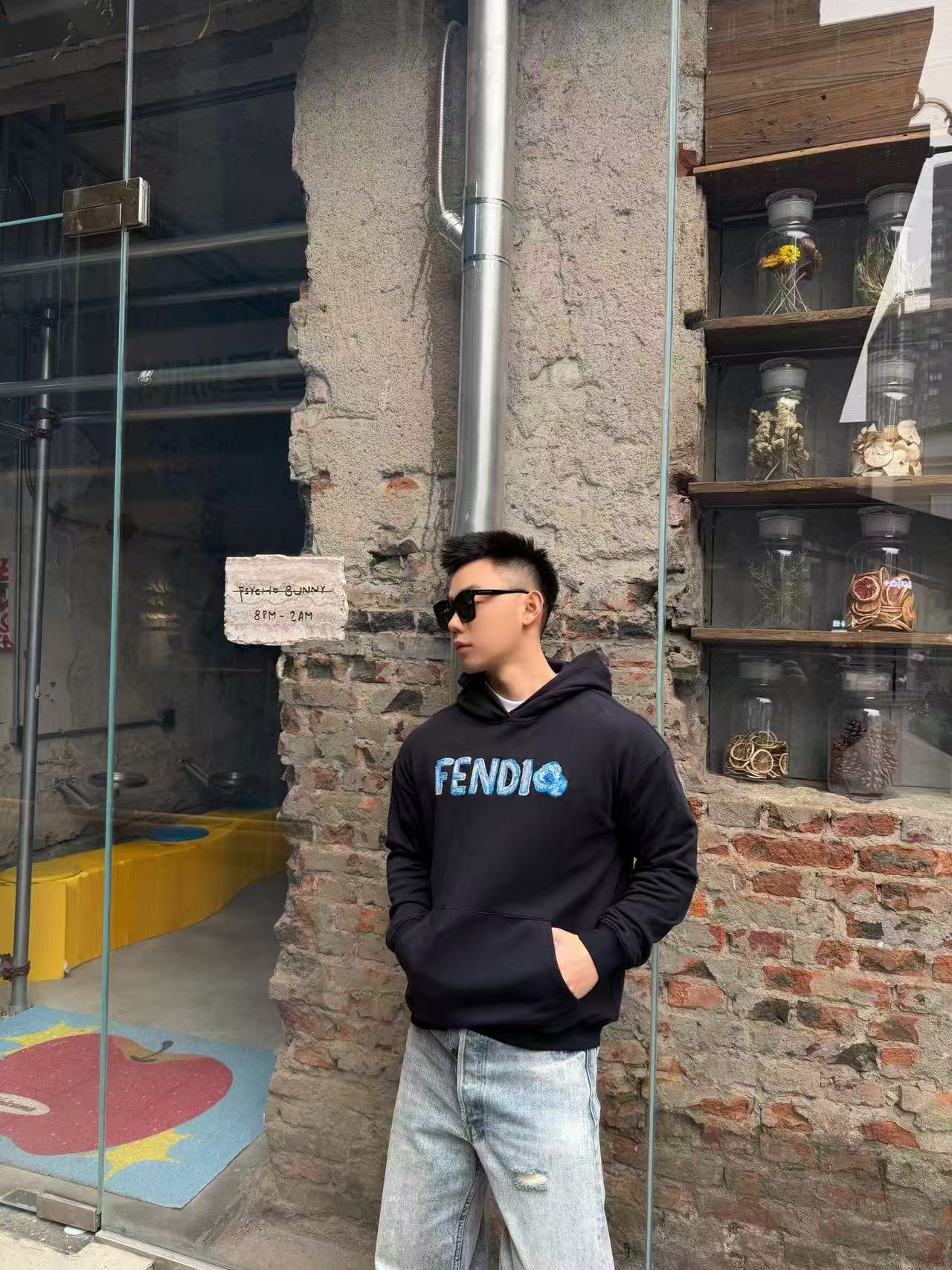 。FENDI饰刺绣连帽卫衣面料选择：选用100%棉为基底编织而成的单面鱼鳞布面料，正面为平滑的针织面，触