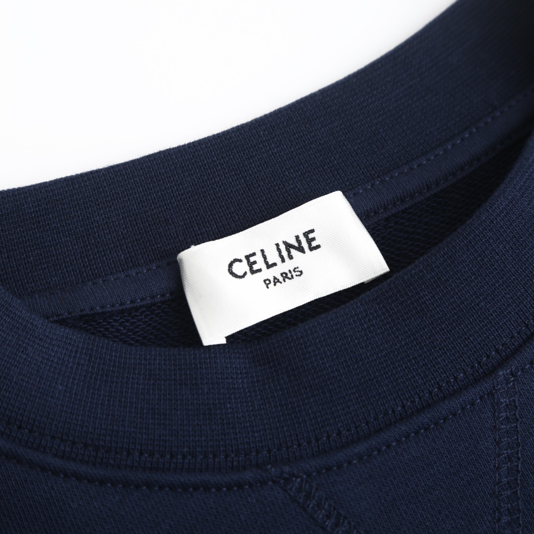 。celine印花圆领卫衣面料选择：面料采用100%纯棉材质，正面为细腻平整的针织纹理，反面则是柔软蓬松