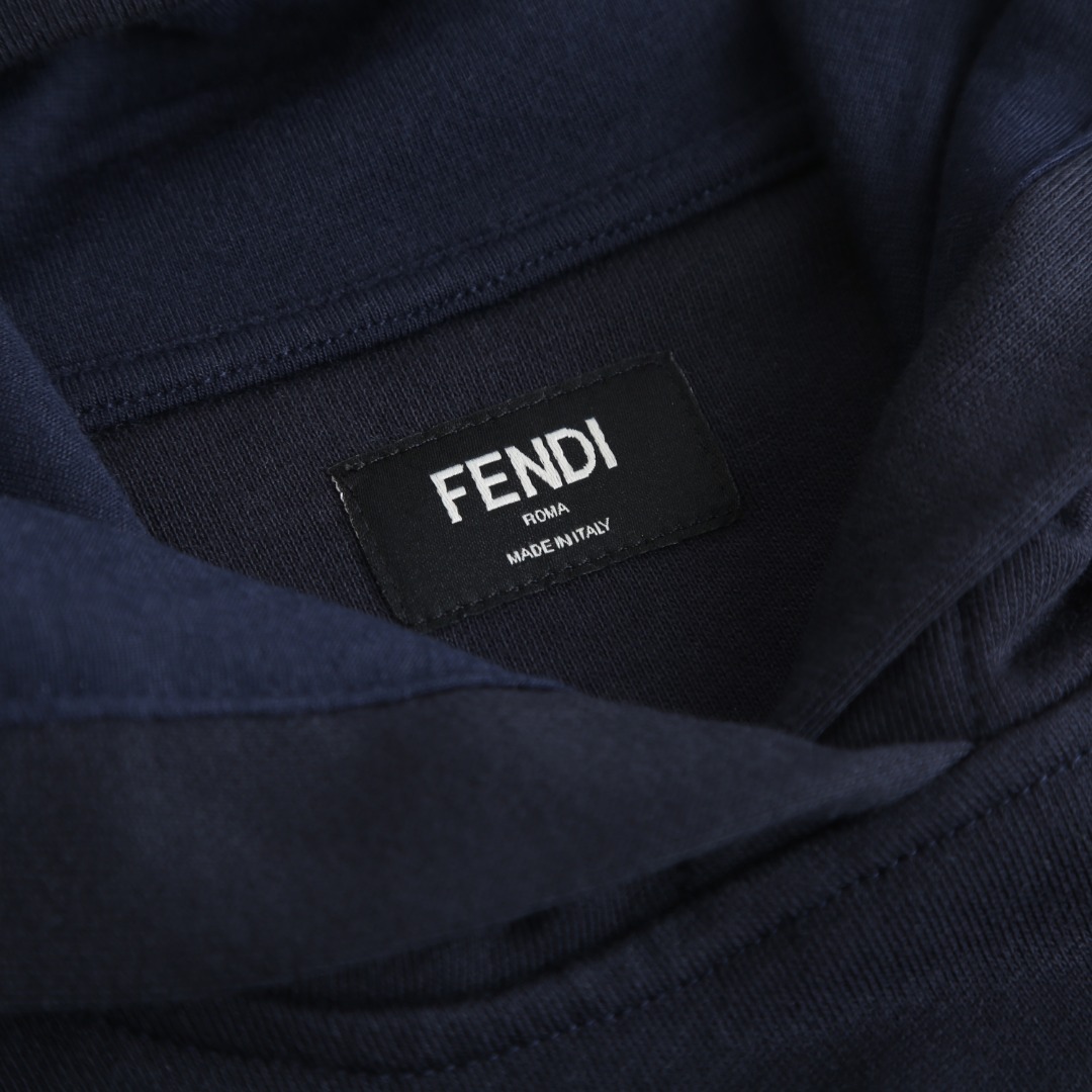 。FENDI饰刺绣连帽卫衣面料选择：选用100%棉为基底编织而成的单面鱼鳞布面料，正面为平滑的针织面，触