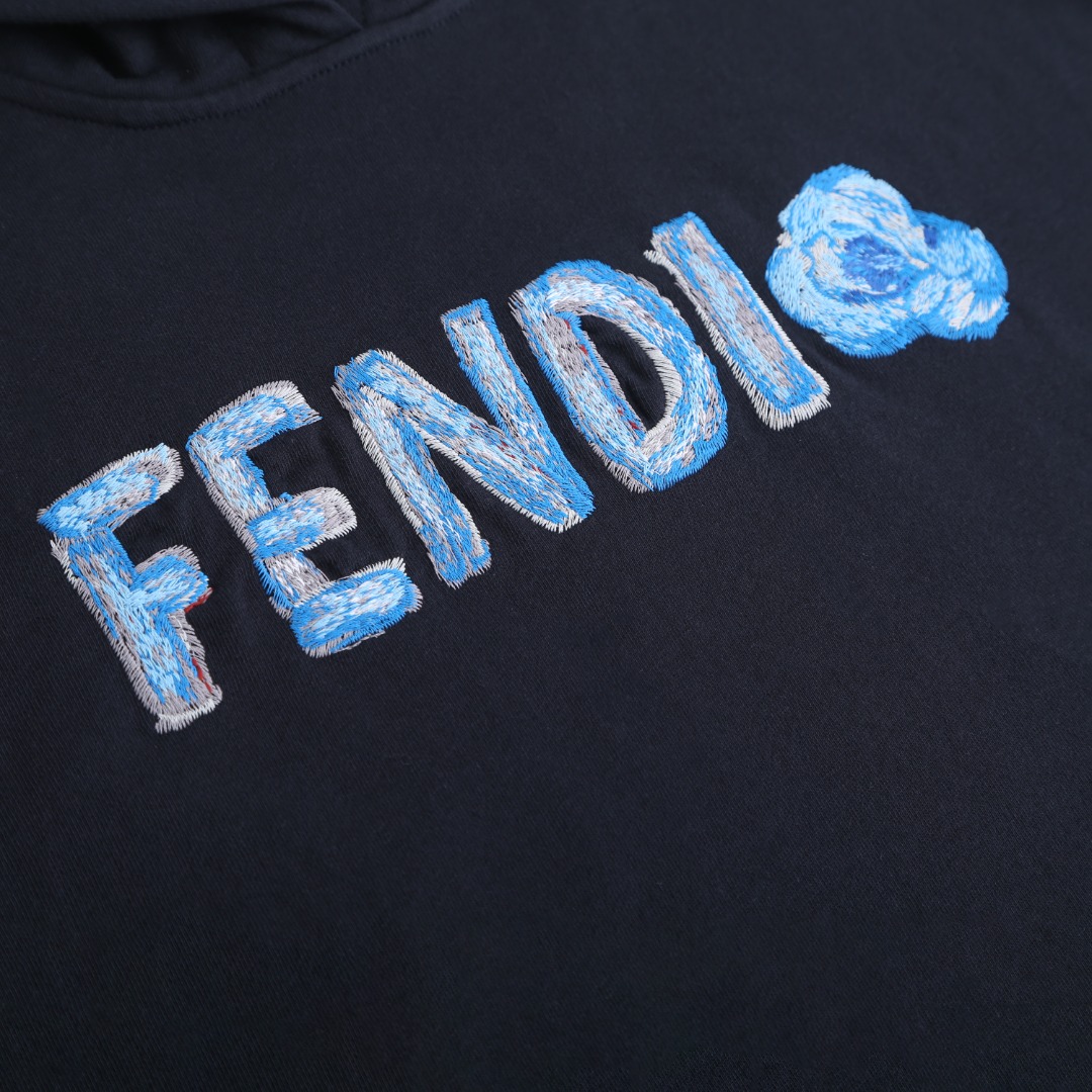 。FENDI饰刺绣连帽卫衣面料选择：选用100%棉为基底编织而成的单面鱼鳞布面料，正面为平滑的针织面，触