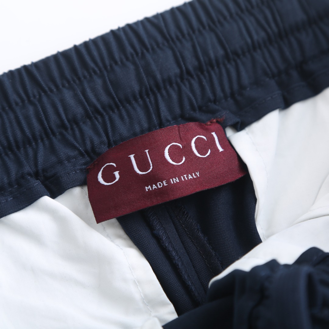 。GUCCI织带饰边运动裤面料选择：采用70%精梳棉与30%天丝科学混纺，棉纤维提供稳定的结构支撑，天丝