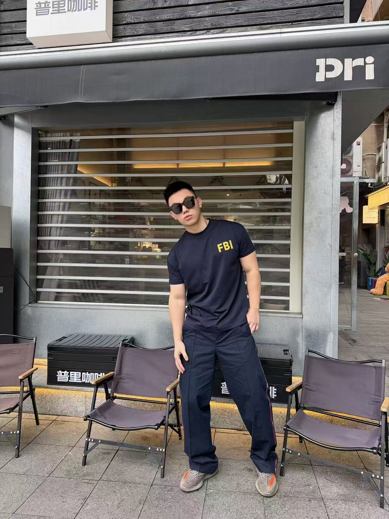 。GUCCI织带饰边运动裤面料选择：采用70%精梳棉与30%天丝科学混纺，棉纤维提供稳定的结构支撑，天丝