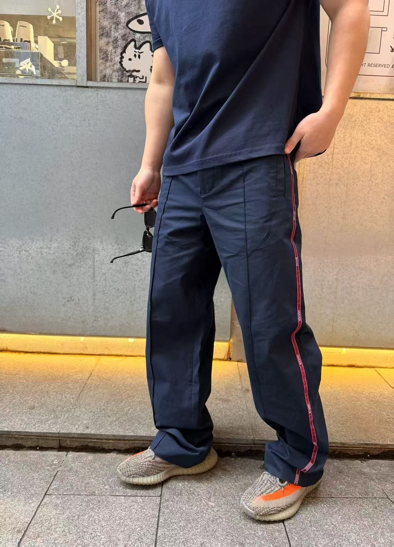 。GUCCI织带饰边运动裤面料选择：采用70%精梳棉与30%天丝科学混纺，棉纤维提供稳定的结构支撑，天丝