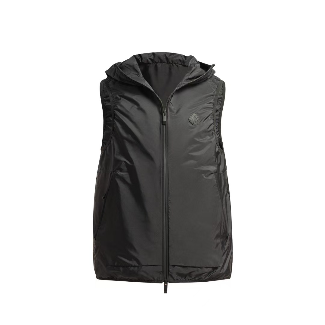 P245 MONCLER Chaleco con capucha y estampado reflectante. Selección de tejido: confeccionado en nailon ultraligero 20D,…