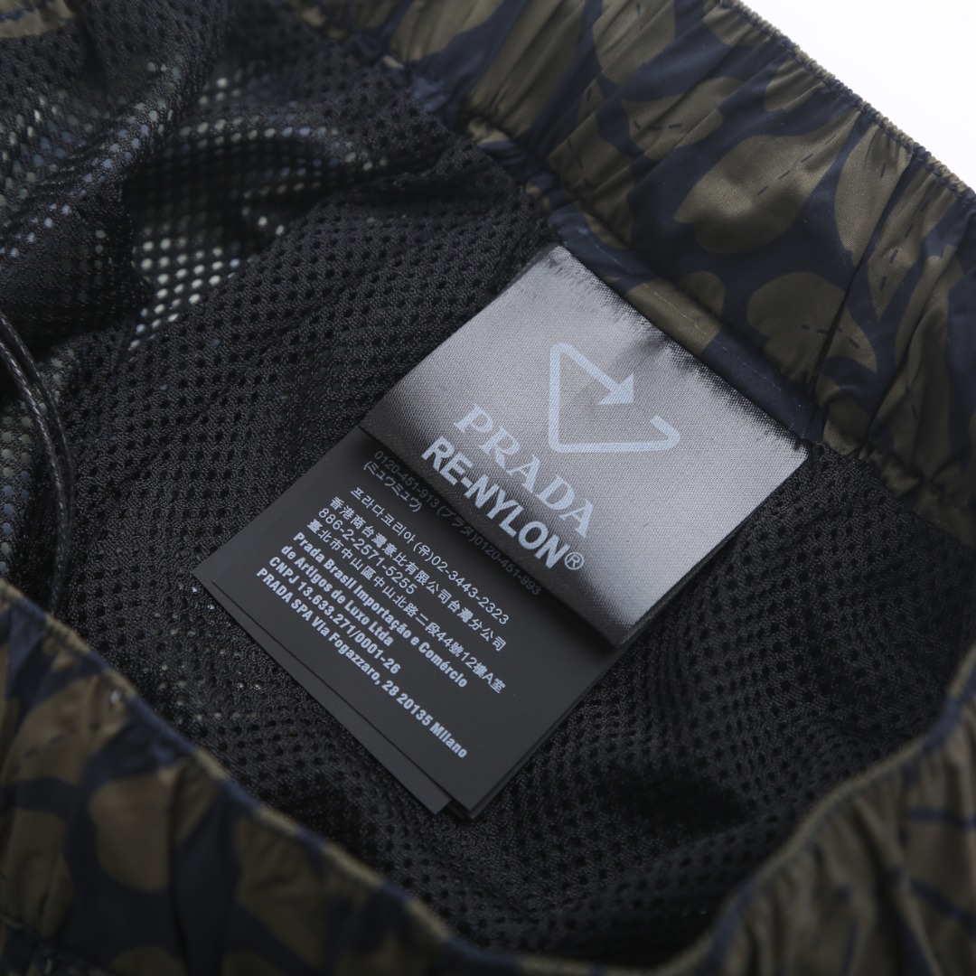 Prada 辅料： 定制三角标