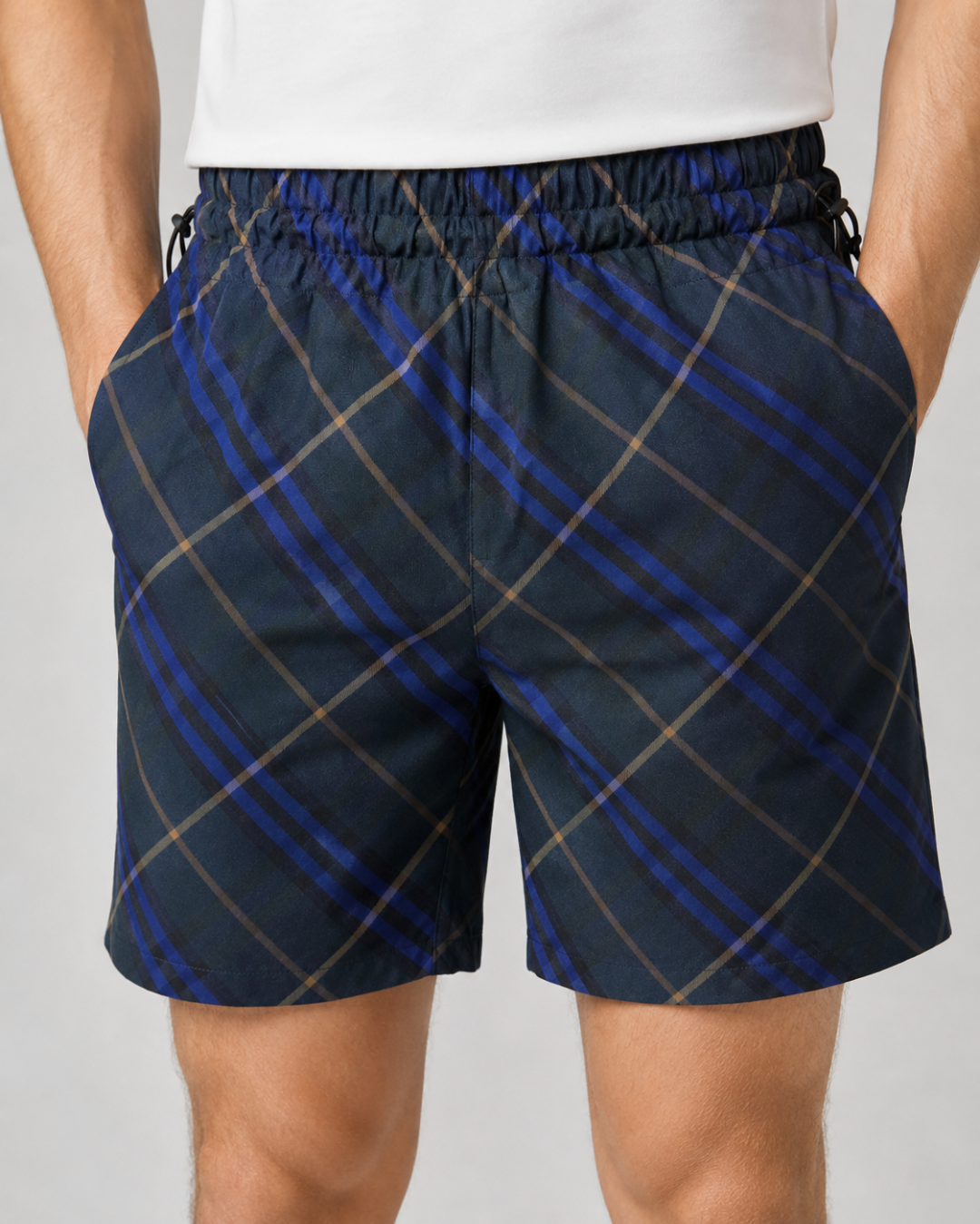 NO:868763,.BUR flap patch pocket plaid shorts. Fabric composition. The outer layer is made of polyester fiber. It has excellent wrinkle resistance and is not prone to wrinkle deformation. It always maintains neat lines. In addition, the tight and solid structure strengthens the resistance to friction and pulling. It can easily cope with friction loss in light activities and is not easy to snag and pill. At the same time, it has extremely low water absorption, is not easy to penetrate when exposed to water, and has outstanding quick-drying properties. In case of slight stains or water stains, it can be cleaned by simply wiping.  Structural characteristics: The tight fiber weave gives the fabric a certain sense of drape and stiffness, and will not collapse against the skin. It can not only support the visual tension of the classic plaid, make the plaid lines clearer and three-dimensional, but also take into account the comfortable and relaxed feeling of wearing. Embroidery technology  The war horse pattern adopts fine embroidery technology, the stitches are fine and evenly arranged, and every line and texture is clearly discernible. The posture and outline of the war horse are accurately restored, with a sense of three-dimensional relief. The stacking of stitches gives the pattern a layered and tactile feel, highlighting the high-end texture. At the same time, the embroidery is highly firm and is not easy to fall off or fall off, and the pattern can be kept intact even if worn for a long time. Laser cutting  After the embroidery is completed, laser cutting is used to make the edges of the pattern smooth and flat, without burrs or burrs. The outline of the appliqué is exquisite and matches the texture of the plaid fabric; there will be no edge warping or warping problems, and the overall vision is neater and more uniform. Detail 1. High-standard grid-matching technology is adopted, requiring the seamstress to restore every plaid line from the waist, placket to trousers body, and the criss-crossing patterns are perfectly stitched at the seams.  It bites like a precision gear, avoiding the dislocation of the plaid and making it awkward at first sight. Detail 2 adopts a clamshell patch pocket design, with double open-stitched seams on the edges of the bag, which are even and neat, stiff and not easily deformed. The bag mouth is customized with metal snaps, which open and close smoothly, strong and durable. The inner side of the bag body is supplemented with breathable air holes, taking into account practicality and detail texture. Accessories: One-to-one customized waist drawstring buckle One-to-one customized air eye One-to-one customized zipper puller Size: S M  L XL,,burberry,shorts,19860909.BUR翻盖贴袋格纹短裤  面料成分 外层采用聚酯纤维材质,其本身拥有优异的抗皱性,不易出现褶皱变形,始终保持利落的版型线条,加之紧密扎实的结构,强化抗摩擦、耐拉扯能力,轻度活动中的摩擦损耗都能轻松应对,不易勾丝、起球.同时吸水性极低,遇水后不易渗透、速干特性突出,遇轻微污渍或水渍,简单擦拭即可清洁. 结构特性 紧密的纤维织法让面料具备一定的垂坠感与挺括度,不会软塌贴肤,既能撑起经典格纹的视觉张力,让格纹线条更清晰立体,又能兼顾穿着的舒适松弛感.  刺绣工艺 战马图案采用精细刺绣工艺,针脚细密且排布均匀,每一处线条、纹理都清晰可辨,战马的姿态、轮廓被精准还原,自带立体浮雕感.通过针线堆叠赋予图案层次感与触感,凸显高端质感,同时刺绣牢固度高,不易脱线、脱落,长期穿着也能保持图案完整. 激光切割 绣花完成之后通过激光切割使图案边缘光滑平整,无毛边、毛刺,贴花轮廓精致度拉满,与格纹面料的质感相匹配；不会出现翘边、起翘问题,整体视觉更整洁统一. 细节1 采用高标准对格工艺,要求缝纫师从腰头、门襟到裤身,每一处格纹线条还原,纵横交错的纹路在接缝处严丝合缝, 如精密齿轮般咬合,避免了格纹错位杂乱而一眼尬. 细节2 采用翻盖式贴袋设计,袋盖边缘双道明线锁边,走线均匀工整,挺括不易变形.袋口定制金属按扣,开合顺滑,牢固耐用.袋身内侧辅以透气气眼,兼顾实用性与细节质感.  辅料一比一定制腰头抽绳扣 一比一定制气眼 一比一定制拉链头  Size:S M L XL,,burberry,shorts,,Men's clothing