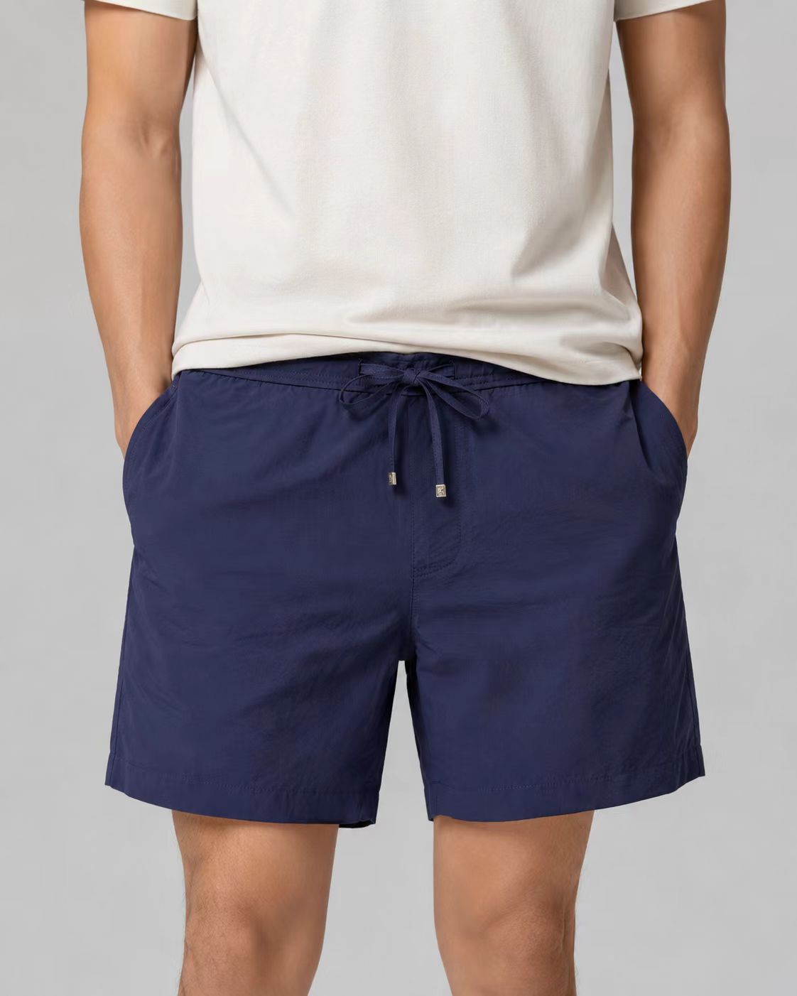 NO:868751,.LOEW patch pocket embroidered shorts fabric selection is made of 83 cotton + 17 nylon blended poplin. The high content of cotton fibers gives the fabric a natural skin-friendly feel, is breathable and moisture-absorbing, makes it dry and non-stuffy when worn next to the skin, and has a soft skin-friendly touch.  The addition of nylon fiber greatly improves the strength and wear resistance of the fabric. It is not easy to snag or fluff after being worn for a long time. It has micro-elastic properties and is free of movement. At the same time, the plain weave structure makes the cloth surface smooth and delicate, with a light drape and wrinkle resistance. The upper body is neat and stylish, and it is not easy to wrinkle and deform after daily care. Embroidery process  After the fabric and embroidery paper are fixed, they are covered with special embroidery backing paper to prevent the fabric from shifting and wrinkling during the embroidery process, and to ensure that the pattern is flat and out of shape. (Every point is accurately aligned through laser positioning to ensure that the embroidery position error of each pocket is controlled within  Millimeter level). The Tajima embroidery machine adopts a high-density flat stitch process and uses hidden thread embroidery of the same color. The stitches are fine and even, the lines are smooth and full, and the totem outline is three-dimensional and clear. It retains a low-key texture, is not easy to get off-line, is not easy to snag, and is washable and durable.  Details: It is designed with a fully elastic waistband, with moderate elasticity but not constricting the waist; flat drawstrings of the same color with customized metal square ends, engraved with pattern logos, high-grade texture and not easy to oxidize, and the tightness can be adjusted freely to suit different waistlines. Detail 2 The back patch pocket is cut at an angle and is sewn with double topstitching on the edge.  XL,,loewe,shorts,19860909.LOEW贴袋绣花短裤  面料选择 甄选83棉+17锦纶混纺府绸而成.高含量棉纤维赋予面料天然亲肤感,透气吸湿,贴肤穿着干爽不闷汗,自带柔和亲肤触感. 锦纶纤维的加持大幅提升面料强度与耐磨性,久穿不易勾丝、起毛,自带微弹属性,活动无束缚.同时平纹结构让布面平整细腻,兼具轻盈垂坠感与抗皱性,上身利落有型,日常打理不易褶皱变形.  绣花工艺 面料与绣花纸固定后,覆上专用绣花衬纸,防止刺绣过程中面料移位、起皱,保证图案平整不走形.（通过激光定位精准对位每一个点位,确保每片口袋的刺绣位置误差控制在毫米级）.通过田岛绣花机采用高密度平包针工艺,选用同色系藏线刺绣,针脚细腻均匀,线条流畅饱满,图腾轮廓立体清晰,既保留低调质感,又不易脱线、勾丝,耐洗耐穿.  细节 采用全松紧腰头设计,弹力适中不勒腰；同色系扁形抽绳搭配定制金属方头,刻有图案标识,质感高级不易氧化,可自由调节松紧度,适配不同腰围. 细节2 后片贴袋采用斜角剪裁,边缘双道明线缝制,袋型立体不塌,兼具实用性与装饰效果. 辅料一比一抽绳吊坠 一比一定制三标 Size:S M L XL,,loewe,shorts,,Men's clothing