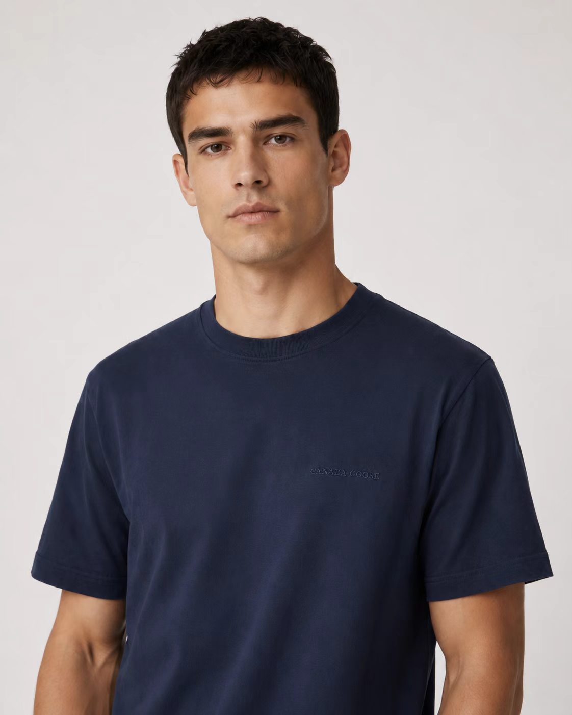 NO:868784,.Cangoose embroidered round neck short sleeves Fabric selection  High-count double-ply combed cotton fabric is selected. The double-ply plying process makes the yarn tighter. The fabric surface presents a fine and smooth knitted texture. The moisture absorption and breathability are greatly improved, which can keep it fresh and non-sticky. At the same time, it has high strength and tensile resistance and is not easy to loosen and pill after long-term wear. It can still maintain a crisp shape after multiple washings. The moderate weight makes the fabric have a natural drape, which can well modify the body shape and take into account the casual feeling and neat texture.  Embroidery technology uses the same color hidden thread embroidery through Tajima embroidery machine, the stitches are fine and even (the number of stitches reaches 1626), the lines are full and three-dimensional, the edges of the fonts are clean and neat, and there are no burrs and jumps; the back of the embroidery is flat and does not scratch the skin, while the wear resistance of the pattern is greatly improved, and it is washable and not easy to fall off or snag. Detail 1  The neckline is made of high-density ribbing, with double-thread overlocking technology, with moderate elasticity. It will not be easily deformed or collapsed after long-term wear and washing, and it fits the neck without shaking. Detail 2: The cuffs and hem are made of double-thread edge-fitting technology. The lines are smooth and fine, and the edges are not easy to curl or fall off. Accessories are one-to-one customized with three standards. Size: S M L XL,, T-shirt,19860909.Cangoose饰刺绣圆领短袖 面料选择 甄选高支双股精梳棉面料,双股合股工艺让纱线更紧实,布面呈现细腻平整的针织肌理,吸湿透气性大大提升,能保持清爽不粘身,同时其拥有高强力抗拉伸性能,久穿不易松垮、起球,多次水洗后依然能保持版型挺括,适中的克重让面料自带自然垂坠感,能很好地修饰身形,兼顾休闲感与利落质感.  绣花工艺 通过田岛绣花机采用同色系藏线刺绣,针脚细密均匀（针数达1626针）,线条饱满立体,字体边缘干净利落,没有毛边跳线；刺绣背面平整不硌肤,同时大幅提升图案的耐磨性,耐洗不易脱线、勾丝. 细节1 领口采用高密度罗纹收边,搭配双线包缝工艺,弹力适中,久穿久洗不易变形、塌领,贴合颈部不勒不晃. 细节2 袖口、下摆均采用双线包边工艺,走线平整细密,边缘不易卷边、脱线. 辅料一比一定制三标 Size:S M L XL,,T-shirt,,Men's clothing