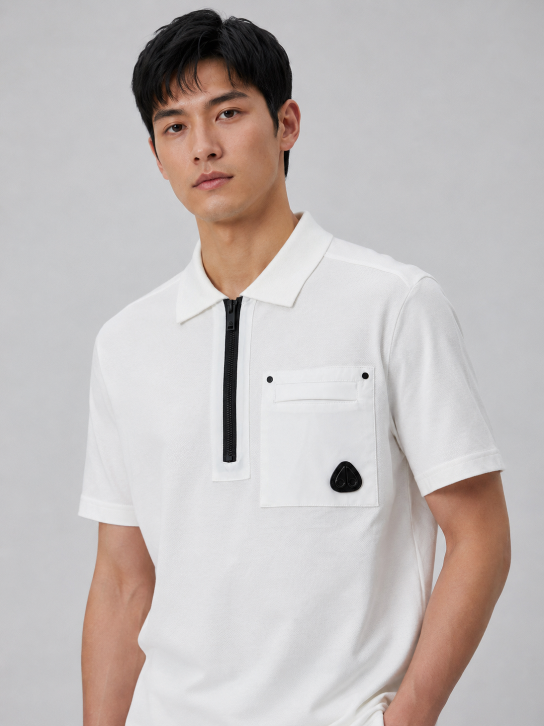NO:868772,.moos kn patch pockets logo lapel short sleeve fabric selection High-count double-ply plain cotton is selected and woven with high-quality cotton threads. The yarn strength is significantly improved. The fabric is crisp and stylish. It is not easy to loosen, deform, and pilling after long-term wear. The surface is a delicate plain pique texture with holes. The structure is breathable and moisture-conducting, keeping the upper body dry and sweat-free; the fabric surface has been pre-shrunk and pre-watered to effectively reduce shrinkage after washing and keep the shape as long as it was before. At the same time, the fabric feels soft and skin-friendly, and has good wrinkle resistance and wear resistance. Patch pocket fabric: The chest patch pocket is made of wear-resistant and anti-wrinkle woven functional fabric, which is stiff and stylish but not soft, and forms a soft and hard collision with the knitted body, taking into account the three-dimensional shape and practicality. Details: Customized half-zip opening and closing on the neckline, with letter logo engraved on the zipper head, smooth and non-stuck, and strong opening and closing durability; the edge of the zipper is wrapped with a hemming process to avoid exposure of raw edges, improving durability and sophistication. Detail 2 The pocket pieces are first pressed and shaped at high temperature to ensure that the bag surface is flat and wrinkle-free; the horizontally slotted hidden pockets at the bag mouth are independently locked, and the upper part is riveted and fixed with round rivets. After a stamping and reinforcement process, the rivets firmly lock the bag corners, so that the bag will not open or fall off when pulled for a long time. The edges of the rivets are polished smooth and without burrs to avoid scratching clothing and skin. Detail 3 The back webbing and customized D-ring design are fixed with high-density sewing, which is strong and durable, while hiding practical details to enhance the overall recognition and workwear attributes. Accessories One-to-one customized zipper puller One-to-one customized badge One-to-one customized D-ring Size: S M L XL,, T-shirt,19860909.moos kn贴袋饰标翻领短袖  面料选择 甄选高支双股平纹棉,采用优质棉线合股纺织而成,纱线强度显著提升,面料挺括有型,久穿不易松垮变形、不易起球起毛.表面为细腻的平纹珠地肌理,孔状结构透气导湿,上身干爽不闷汗；布面经过预缩、预水处理,有效减少洗后缩水率,保持版型持久如初.同时面料触感软糯亲肤,兼具良好的抗皱性与耐磨性. 贴袋面料: 胸前贴袋采用耐磨抗皱梭织机能面料,挺括有型不软塌,和针织衣身形成软硬碰撞,兼顾立体造型与实用性.  细节 领口定制半拉链开合,拉链头刻有字母标识,顺滑不卡顿,开合耐用性强；拉链边缘采用包边工艺,避免毛边外露,提升耐用度与精致感. 细节2 口袋裁片先高温压烫定型,保证袋面平整无褶皱；袋口横向开槽暗袋独立锁边,上方处选用圆铆钉铆合固定,经过冲压加固工序,铆钉牢牢锁死袋角,长期拉扯口袋不会开线脱边,铆钉边缘打磨光滑无毛刺,避免刮蹭衣物与皮肤 细节3 背部织带与定制D形环设计,采用高密度车缝固定,牢固耐用,同时暗藏实用细节,提升整体辨识度与工装属性. 辅料一比一定制拉链头 一比一定制徽章 一比一定制D形环 Size:S M L XL,,T-shirt,,Men's clothing