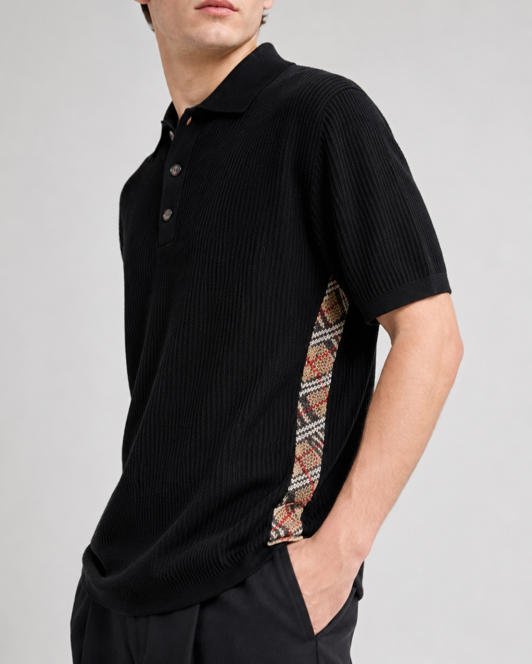 NO:916565,.Bur plaid decorative knitted POLO shirt fabric weaving  The main body is made of high-count lightweight cotton yarn, using vertical pit rib knitting technology. The yarn is plied and shaped, and is woven with a circular knitting machine to create a three-dimensional vertical grain texture. The special weaving method forms an internal air layer in the fabric, which is soft and not heavy to the touch, taking into account both breathability and drape. The texture of the cloth surface is even and regular, and it is not easy to deform and wrinkle. After multiple washings, the pit strips are still clear and three-dimensional, making it comfortable to wear without restraint. Detail 1  The two sides of the body are spliced with retro plaid knitted webbing, using synchronous jacquard knitting technology. The plaid is woven simultaneously with multi-color yarns, with clean color boundaries and no halo jumpers. The webbing and trousers body panels are precisely sewn and spliced, and the lines are straight and firm. The classic plaid elements break the monotony of pure black fabrics, highlighting the recognition in simplicity. Detail 2  The collar, cuffs, placket and hem are all made of rib knitted material of the same material, which supports the stiffness of the pattern and prevents the whole body from being soft and deformed; the placket is equipped with three customized horn buttons with letter logos engraved on the surface, which have a delicate texture and a firm buckle. The accessories are customized with three labels. One-to-one customized buttons. Size: S M L XL,, burberry,19860909.Bur格纹装饰针织POLO衫  面料织造 主体选用高支轻盈棉质纱线织造,采用竖向坑条罗纹针织工艺,纱线经过合股定型处理,经由大圆机一体织出立体竖纹肌理.特殊织法形成面料内部空气层,触感柔软不厚重,兼顾透气度与垂坠感；布面纹理均匀规整,不易变形起皱,多次水洗后坑条依旧清晰立体,贴身穿着舒适无束缚.  细节1 衣身两侧拼接复古格纹针织织带,采用同步提花针织工艺,格纹由多色纱线同步织入,色彩边界干净利落,无晕色跳线.织带与裤身裁片精密车缝拼接,走线平直牢固,经典格纹元素打破纯黑面料单调感,简约中凸显辨识度.  细节2 领口、袖口、门襟和下摆为同材质罗纹针织一体成型,支撑版型挺括度使整体不易软塌变形；门襟配备三颗定制牛角纽扣表面雕刻字母标识,质感细腻,扣合稳固.  辅料一比一定制三标 一比一定制纽扣 Size:S M L XL,,burberry,,Men's clothing