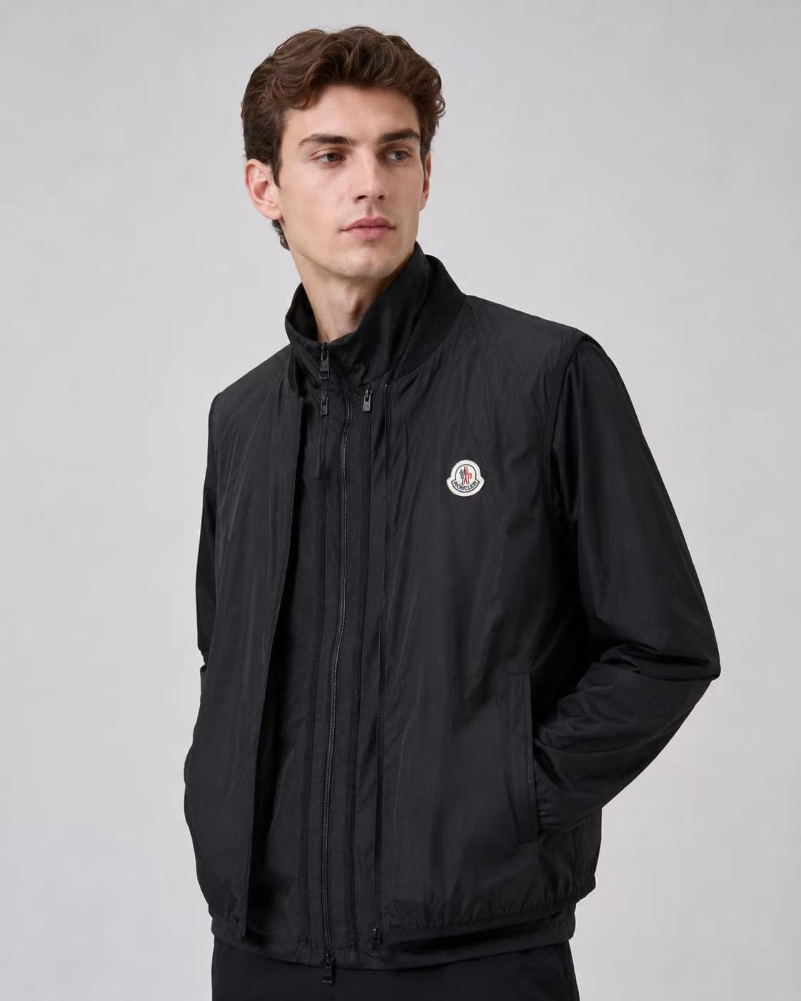 NO:916569,.Monc three-in-one detachable two-piece jacket. Fabric selection. The main body and the detachable vest are both made of polyester fabric. After precision plain weaving and post-finishing processes, the fabric surface is smooth and delicate, with light and water-repellent properties. The special weaving method makes it light and weightless. At the same time, the fabric has excellent wrinkle resistance and is not prone to stubborn wrinkles in daily wear. It remains smooth and neat after long-term wear. Technology  The neckline is made of high-density elastic rib splicing, which is stiff and not easy to collapse, and fits the neck tightly to prevent wind and temperature. The placket is equipped with a full set of customized zippers, with a pattern logo printed on the zipper head, and the teeth bite smoothly and firmly. There are invisible zipper pockets on both sides, and the pocket openings are reinforced with open lines to enhance practicality. Details  The vest and jacket can be freely disassembled and assembled through the zipper opening and closing structure. The pieces fit well and there are no unnecessary bulges after splicing. One piece of clothing unlocks three styles of outfits and is full of practicality!  Wear a detachable vest alone, layer it with a sweatshirt and long sleeves to create a layered look; combine the vest and jacket into one, thickened windproof to cope with cool weather. One set of clothes is suitable for a variety of scenes, taking into account texture and flexibility. Accessories One to one customized zipper puller One to one customized zipper hanging clock One to one customized logo One to one customized three labels, etc. Size: 1 2 3 4,, hoodie, sweatshirts, jackets & coats, jackets &  coats,19860909.Monc三合一可拆卸两件套夹克 面料选择 主体与可拆卸马甲均选用聚酯纤维面料,经过精密平纹织造与后整理工艺,布面平滑细腻,自带轻薄防泼水性能.织法特殊性使其轻盈无负重感.同时面料抗皱性出众,日常穿着不易产生顽固褶皱,久穿依旧平整利落. 工艺 领口采用高密度弹力罗纹拼接,挺括不易塌陷,紧密贴合颈部防风锁温. 门襟处配备全套定制拉链,拉链头印有图案标识,齿牙咬合顺滑稳固. 两侧设有隐形拉链口袋,袋口明线加固,强化实用性. 细节 马甲与外套通过拉链开合结构自由拆装,裁片贴合度高,拼接之后无多余凸起.一衣解锁三种穿搭形态,实用性拉满！单独外搭可拆卸马甲,叠穿卫衣、长袖打造层次穿搭；将马甲与外套组合为一体,加厚防风应对微凉天气.一套衣服适配多种场景,兼顾质感与穿搭灵活性. 辅料一比一定制拉链头 一比一定制拉链吊钟 一比一定制徽标 一比一定制三标等 Size:1 2 3 4,,hoodie,sweatshirts,jackets & coats,jackets & coats,,Men's clothing