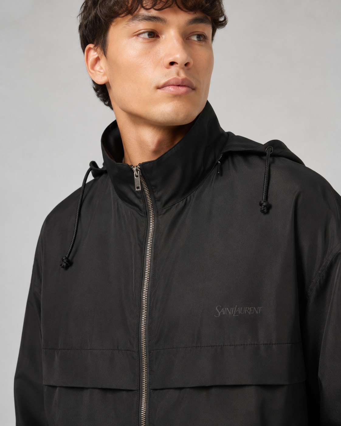 NO:935811,.SAINT LAU Printed Hooded Jacket Fabric Selection Polyester fiber is used to create a tough protective outer layer, which is famous for its excellent tear resistance and wear resistance. It can quickly return to flatness during wearing and maintain the crisp and stylish appearance of the clothes for a long time. At the same time, it will not be easily deformed after long-term washing, ensuring dimensional stability. Lining selection 58 cupro fiber + 42 cotton blend. Cupro fiber is known as 'breathing rayon'. Its surface is smooth and soft, feels as smooth as silk, and is cool and silky. The addition of cotton provides natural skin-friendly properties. The combination of the two gives the lining a top-notch skin-friendly experience. Technology The letter mark is firmly attached to the chest through heat pressing to form a washable and friction-resistant SAINT LAURENT logo print. Stand-up collar and dropped shoulder design, with round beef tendon drawstring hem. One-to-one customization of accessories, zipper pullers, one-to-one customization of collar labels, etc. SIZE: 46 48 50 52,,saint laurent,jackets & coats,hats,19860909.SAINT LAU印花连帽夹克 面料选择 选用聚酯纤维打造坚韧防护外层,以出色的抗撕裂,耐磨性能著称,穿着过程中能快速恢复平整,长久保持衣物挺括有型的外观.同时久洗不易变形,确保尺寸稳定性. 里料选择 58铜氨纤维+42棉混纺而成.铜氨纤维誉为“会呼吸的人造丝”,其表面光滑柔软,触感如丝绸般柔顺,冰凉丝滑.棉的加入提供天然亲肤性.两者合一赋予里料顶级的亲肤体验. 工艺 通过热压将字母标牢固附着于胸前,形成耐洗,耐摩擦的SAINT LAURENT标志印花. 立领和落肩设计,搭配圆牛筋抽绳下摆. 辅料一比一定制拉链头 一比一定制领标等 SIZE: 46 48 50 52,,saint laurent,jackets & coats,hats,,Men's clothing
