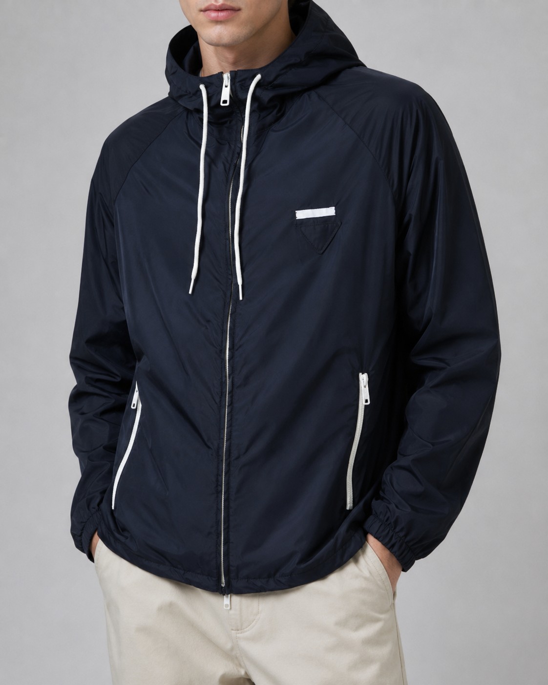 NO:935808,.PRA Regenerated Nylon Hooded Jacket Fabric Selection: The brand's iconic regenerated nylon fabric is selected, which has the same performance as traditional nylon and has high strength, tear resistance, abrasion resistance and other properties. It is light in texture and waterproof, suitable for multiple scene needs. It is anti-wrinkle and quick-drying and is easy to care for and maintain on a daily basis. Craftsmanship and details  The unlined single-layer structure relies on the high-density weaving characteristics of regenerated nylon to make it both breathable and protective. The hood and collar are seamlessly connected to fit the neck line, taking into account windproof function and smart temperament. Extra large-capacity side pockets are equipped on both sides with zipper opening and closing to enhance practicality. Accessories: one-to-one customized zipper puller, one-to-one drawstring elastic buckle SIZE: S M L XL,, prada, jackets & coats, hats,19860909.PRA再生尼龙连帽夹克 面料选择 选用品牌标志性的再生尼龙面料,与传统尼龙性能相当,具备高强度,抗撕裂,耐磨损等特性.其质地轻盈,同时又具备防水功能适合多场景需求.抗皱,快干的特点也易于日常打理维护. 工艺与细节 无衬里单层结构,依托再生尼龙的高密度编织特性,使其透气性与防护性并存.兜帽与领口无缝衔接贴合颈部线条,兼顾防风功能和干练气质.两侧搭配超大容量侧插袋,以拉链开合强化实用性. 辅料一比一定制拉链头 一比一抽绳松紧扣 SIZE: S M L XL,,prada,jackets & coats,hats,,Men's clothing