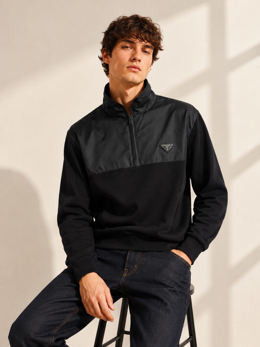 NO:948915,.PRA cotton patchwork nylon sweatshirt (half-zip version) Fabric selection  Dual-material segmented splicing is used. The stand-up collar and placket areas are made of high-density nylon fabric. The body, sleeves, hem, etc. are made of cotton knitted fabric. The nylon surface layer is made of high-density plain weave technology. The cloth surface has a delicate matte luster. The yarn is tight and tear-resistant, and is stain-resistant and easy to wipe.  , it is stiff and not easy to wrinkle after being set, and it maintains a flat shape after being worn for a long time; the cotton knitted main body is woven with high-elastic cotton blended yarn, the fine knitted texture is soft and skin-friendly, with sufficient breathable pores, it can wick away perspiration during daily activities without being stuffy, it has a soft drape feeling, moderate elasticity and is not tight.  (Both fabrics have been pre-shrunk, color-fixed and washed, and the shrinkage rate is uniform at the splicing points. Long-term wear will not cause length misalignment, whitening or fading.) Segmented alignment splicing process  The pieces are pre-divided and cut, and the nylon pieces on the neckline and front chest are accurately aligned with the cotton body. Double-layer overlocking is used at the splicing. The outer double-threaded open thread is evenly reinforced. The stitch length is uniform and regular, which disperses the pulling force at the splicing area, greatly reducing the problems of thread breakage and layering warping during wearing and washing. There are no burrs inside and outside, and the splicing lines are smooth and smooth. Details  1. The one-piece stand-up collar is compositely sewn with double-layer nylon panels. The collar is shaped with multiple parallel open stitches to prevent it from collapsing or rolling. The middle is customized with a metal nylon half-zip opening and closing, and the zipper puller has a die-cast letter logo. The teeth bite smoothly without jamming. 2. The zipper pockets are inserted diagonally on both sides, and the pockets are double-layered with composite lock seams. They are matched with invisible zippers of the same color, and are reinforced with threads all around the pocket to prevent deformation and cracking when pulled.  3. The cuffs and hem are made of high-elastic cotton rib knitting of the same color, with double-layer folding and sewing. The elasticity is long-lasting and not easy to loosen and deform. It fits the wrists and waist and abdomen without being tight. It is windproof and temperature-locking during exercise. It is wear-resistant and anti-pilling at the bends. It will not loosen and curl after multiple washings. Accessories are one-to-one customized zipper pullers. One-to-one customized triangle logo. Size: S M L XL,, prada, hoodie, sweatshirts,19860909.PRA棉质拼接尼龙卫衣（半拉链版）  面料选择 采用双材质分段拼接,立领、门襟区域为高密尼龙面料,衣身、袖子、下摆等选用棉质针织面料.尼龙面层采用高密平纹梭织工艺,布面自带细腻哑光光泽,纱线紧实抗撕裂,且耐脏易擦拭,定型后挺括不易起皱,长久穿着保持平整版型；棉质针织主体选用高弹棉混纺纱线织造,细密针织肌理柔软亲肤,透气孔隙充足,日常活动排汗不闷身,自带柔和垂坠感,弹力适中不紧绷. (两种面料均经过预缩、固色水洗后整理,拼接处收缩率统一,长期穿着不会出现长短错位、发白掉色问题)  分段对位拼接工艺 裁片预先分区分料裁剪,领口、前胸尼龙裁片与棉质衣身精准对位,拼接处采用双层包缝锁边,外层双道明线均匀加固,针距统一规整,分散拼接处拉扯受力,大幅度降低穿洗断线、分层起翘问题,里外无毛边毛刺,拼接线条流畅平整. 细节 1、一体式立领采用双层尼龙裁片复合缝制,领口多道平行明线定型,不易软塌翻卷；中间定制金属尼龙半拉链开合,拉链头压铸字母标识,齿牙咬合顺滑不卡顿. 2、两侧斜插拉链口袋,袋片双层复合锁缝,搭配同色系隐形拉链,袋口四周满线加固,拉扯不易变形开裂. 3袖口、下摆采用高弹同色系棉质罗纹针织,双层对折车缝,弹力持久不易松弛变形,贴合手腕、腰腹不紧绷,运动时防风锁温,弯折处耐磨抗起球,多次洗涤不松垮卷边. 辅料一比一定制拉链头 一比一定制三角标 Size:S M L XL,,prada,hoodie,sweatshirts,,Men's clothing