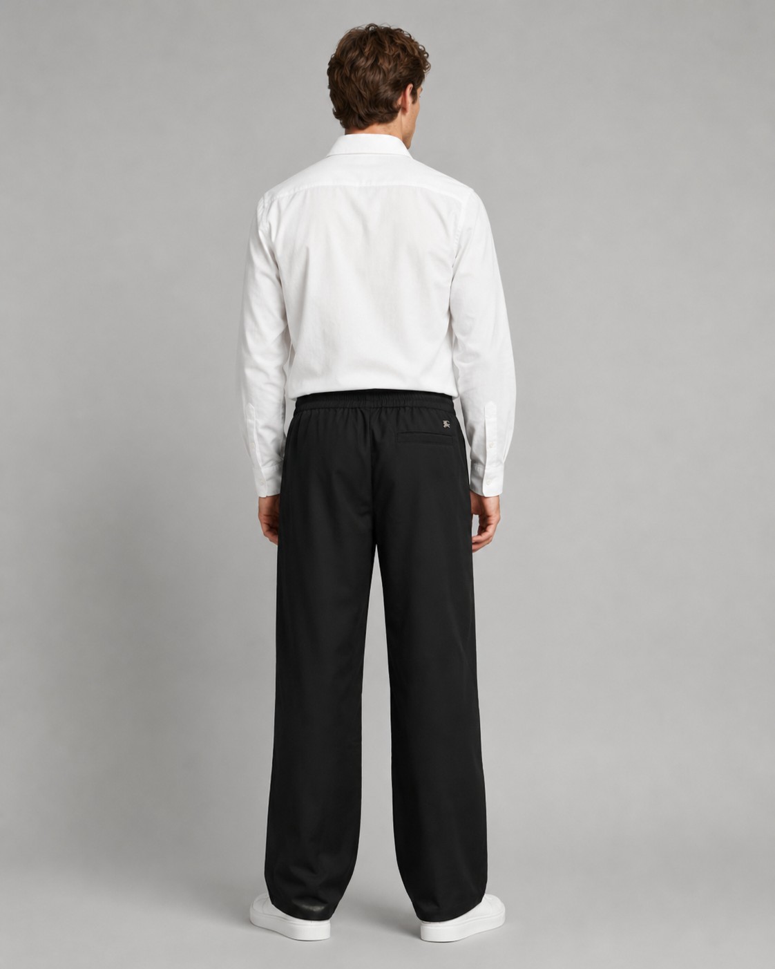 NO:948928,.Bur embellished metal logo wool trousers. Fabric selection: Selected wool blended fabrics, natural wool fibers have a delicate matte texture, soft and smooth to the touch, with outstanding drape and stiffness. They can easily hold up loose straight pants and are not easy to collapse and wrinkle after long-term wear. The fabric is breathable and temperature-locking, suitable for all seasons, taking into account the neat texture and wearing comfort. It has been pre-shrunk and washed, so it will not shrink and deform easily after repeated washing. Details  1. The entire waistband adopts dense tortoise and elastic technology, and multiple parallel stitching lines firmly fix the high-elastic elastic band, and the elasticity is evenly distributed without tightening the waist and abdomen; with a customized drawstring of the same color, and a metal seal engraved with the letter logo on the rope head, the waistline can be freely adjusted to suit various body shapes. 2. The metal war horse logo decorated above the back patch pocket is made by a three-dimensional die-casting process, with a delicate luster, a three-dimensional and full shape, and smooth edges, giving it a high-end texture.  3. When sewing the stress-bearing points of the pocket using professional bartack reinforcement technology, the dense routing of the sewing machine is repeatedly stitched around to form a tight and wear-resistant reinforced node, which firmly locks the fabric at the corners of the bag mouth, disperses the tensile stress, and prevents cracking and cracking of the bag mouth.  Problems such as loose seams and fabric deformation and valgus. The stitch length is even and compact, and the routing is smooth and conforms to the fabric texture. After long-term repeated use and washing, the bag opening remains stable and regular. The solid and detailed workmanship improves practical protection and the texture of the garment. Accessories One-to-one customized metal logo One-to-one customized drawstring metal head Size: S M L XL,, burberry,19860909.Bur饰金属徽标羊毛长裤  面料选择 甄选羊毛混纺面料织就,天然羊毛纤维自带细腻哑光肌理,触感软糯顺滑,兼具出众垂坠感与挺括度,轻松撑起宽松直筒裤型,久穿不易软塌起皱.面料透气锁温,四季适配,兼顾利落质感与穿搭舒适感,经过预缩水洗处理,反复洗涤不易缩水变形.  细节 1、整幅腰头采用密拷打揽松紧工艺,多道平行车线牢牢固定高弹橡筋,弹力分布均匀不勒腰腹；搭配同色系定制抽绳,绳头镌刻字母标识金属封咀,自由调节腰围适配各类身形.  2、后贴袋上方饰以的金属战马徽标采用立体压铸工艺打造,光泽细腻,造型立体饱满,边缘经打磨光滑,呈现高级质感. 3、口袋受力点位采用专业套结加固工艺缝制时缝纫机密集走线反复环绕缝合,形成紧实耐磨的加固结点,牢牢锁死袋口边角布料,分散拉扯应力,杜绝袋口开裂、 缝线松脱、布料变形外翻等问题.针距均匀紧凑,走线平整贴合面料肌理,长期反复使用与水洗后,袋口依旧稳固规整,扎实的细微做工,让实用防护与成衣质感提升. 辅料一比一定制金属徽标 一比一定制抽绳金属头 Size:S M L XL,,burberry,,Men's clothing